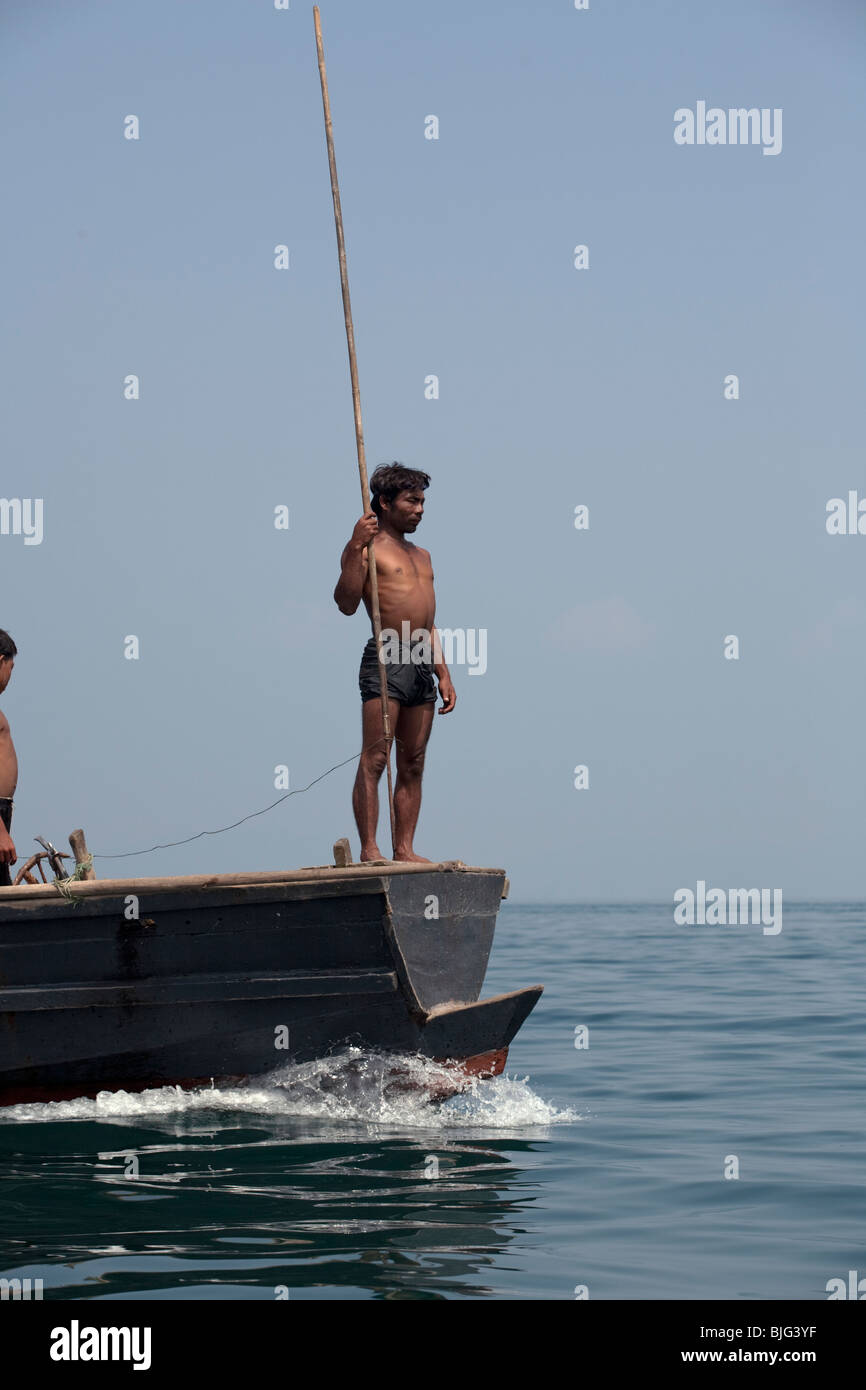 Myanmar-Seezigeuner, die nomadische Jäger und Sammler der Süd-Ost Asien harpunieren auf traditionelle Weise, springen auf einem Boot. Stockfoto