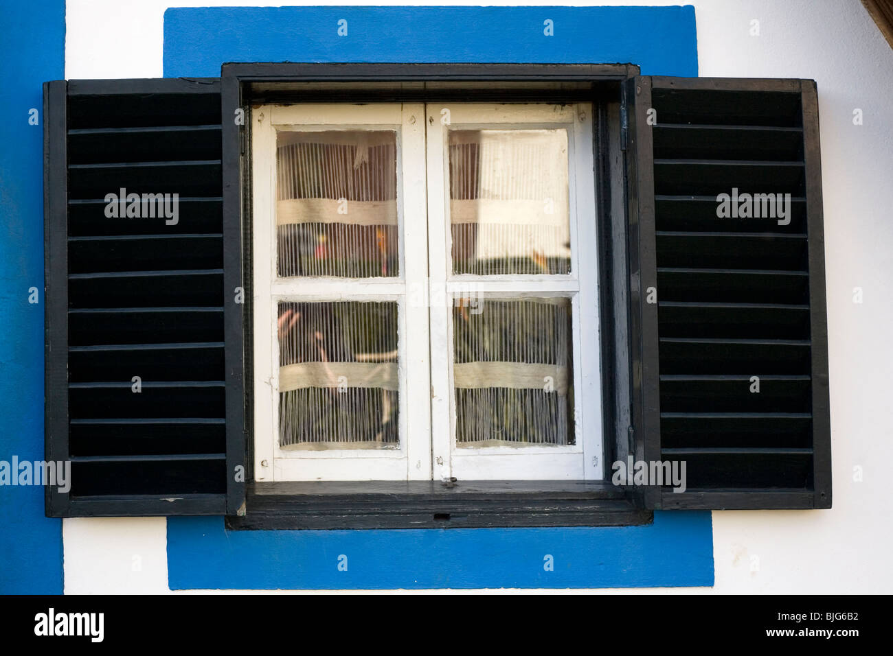 Das Fenster eines traditionellen dreieckigen Haus bei Santana auf der Insel Madeira, Portugal. Stockfoto