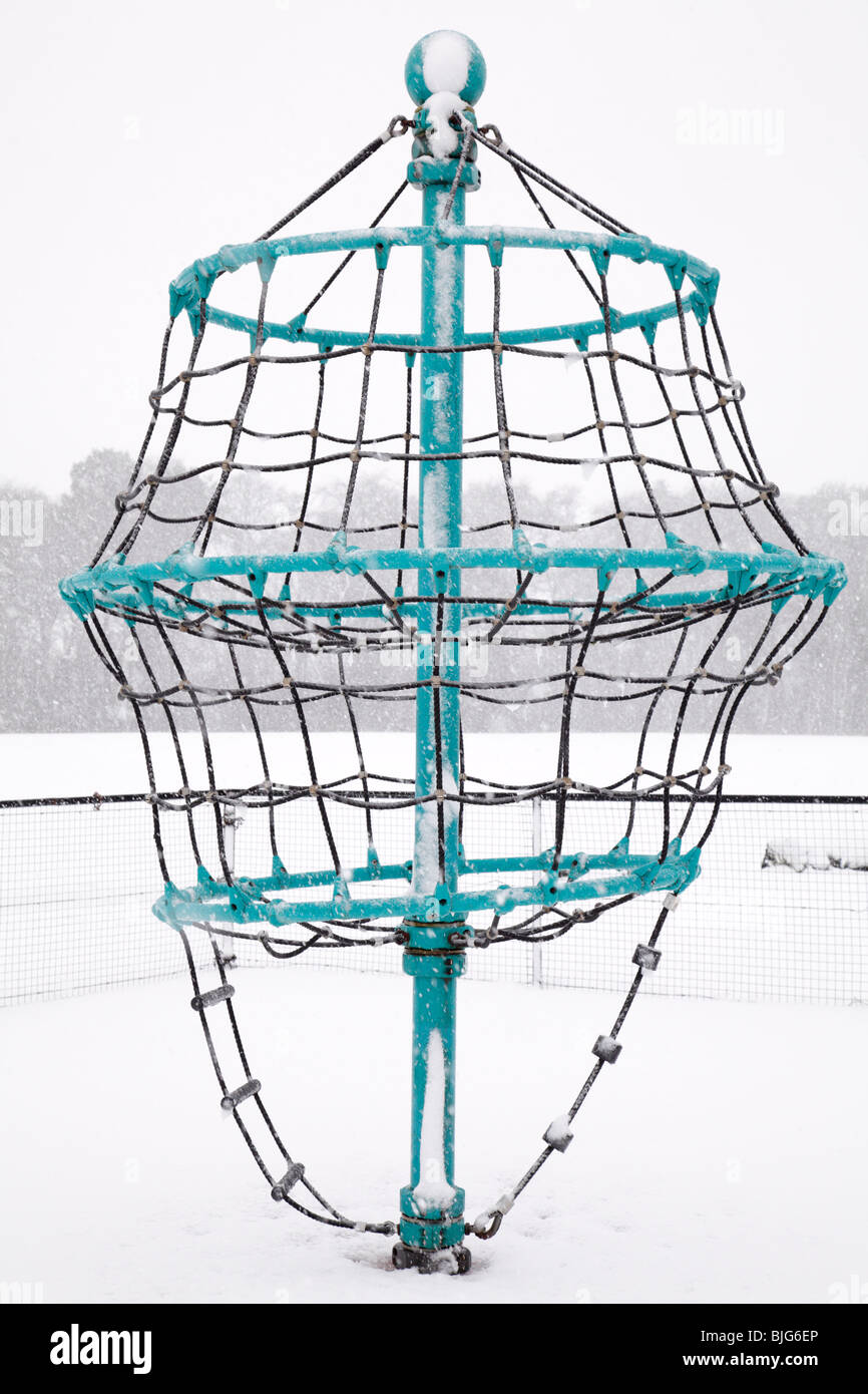 Kinderspielplatz im Winterschnee, Schottland, Großbritannien Stockfoto