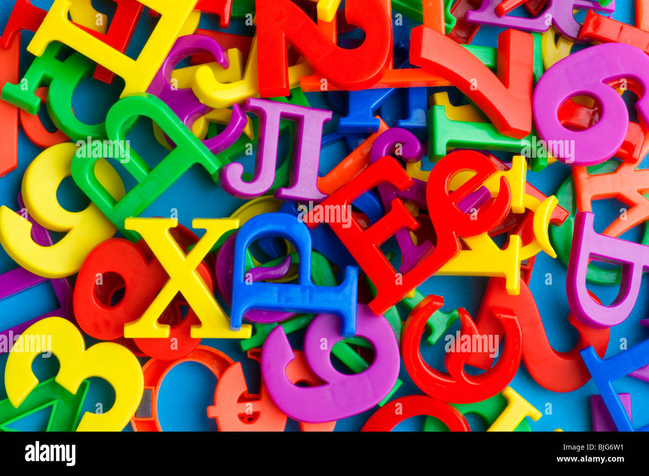 Objekt auf blau - Spielzeug aus Kunststoff-Buchstaben und Zahlen Stockfoto