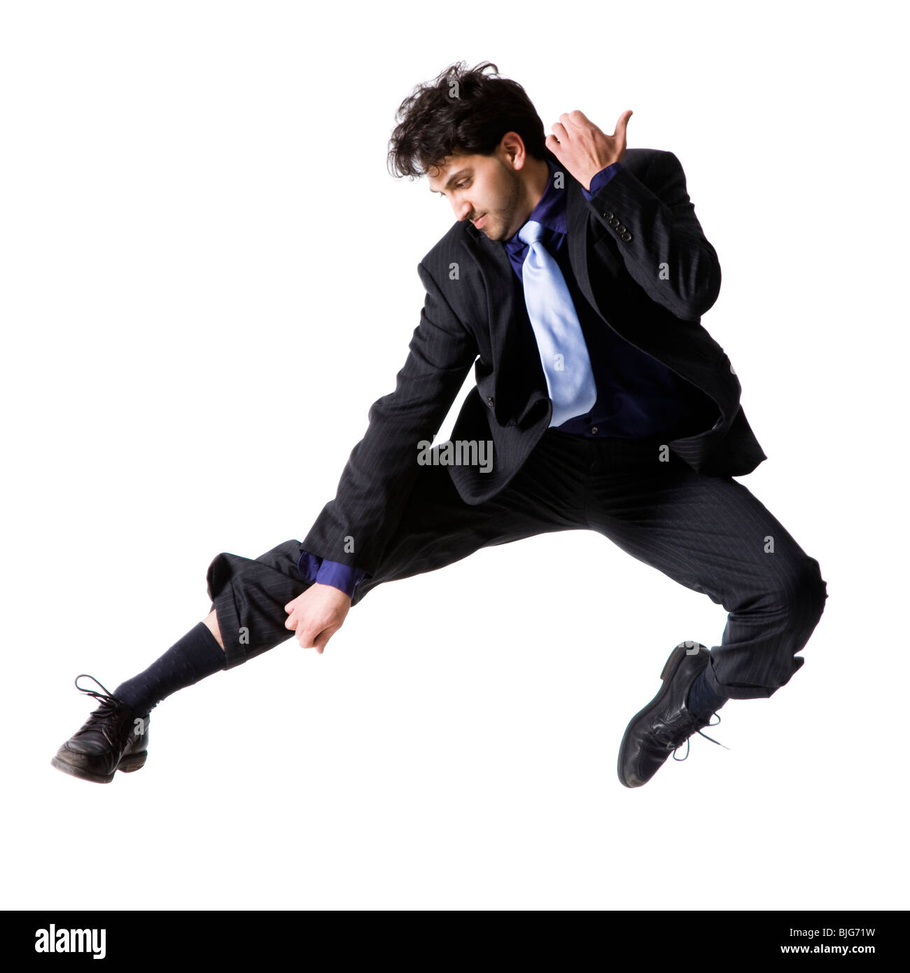 Mann springt in die Luft Stockfoto