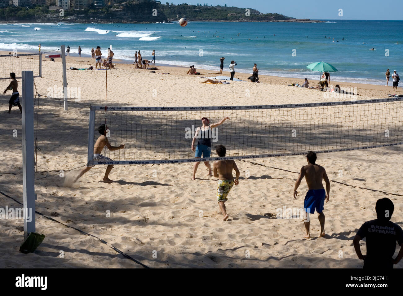 Spielen Sie Volleyball am Manly Beach, Sydney, New South Wales, Australien. Stockfoto