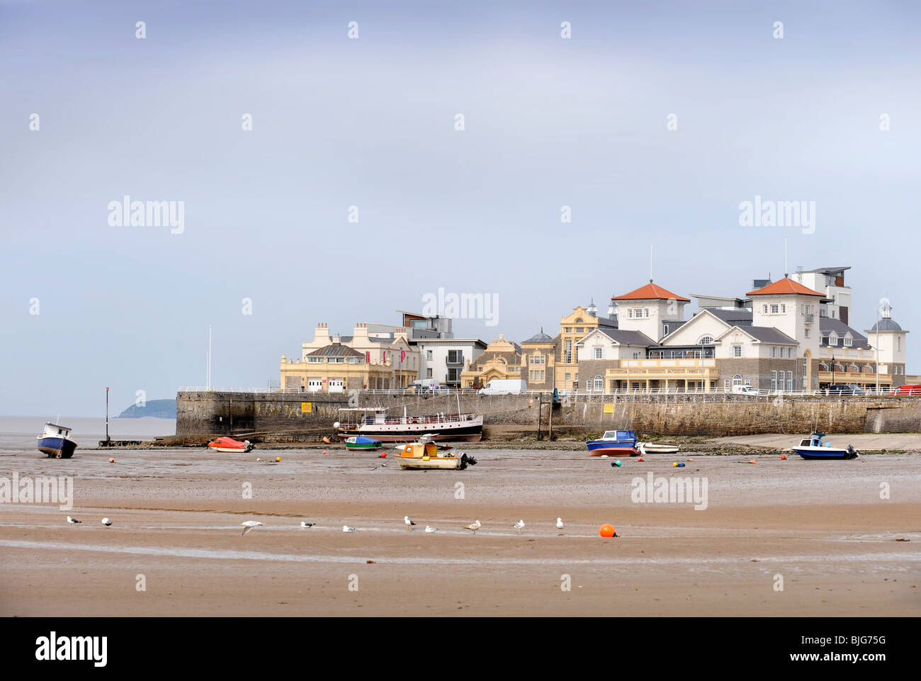 Gesamtansicht des Strandes am Weston-Super-Mare mit der neu entwickelten Knightstone Insel UK Stockfoto