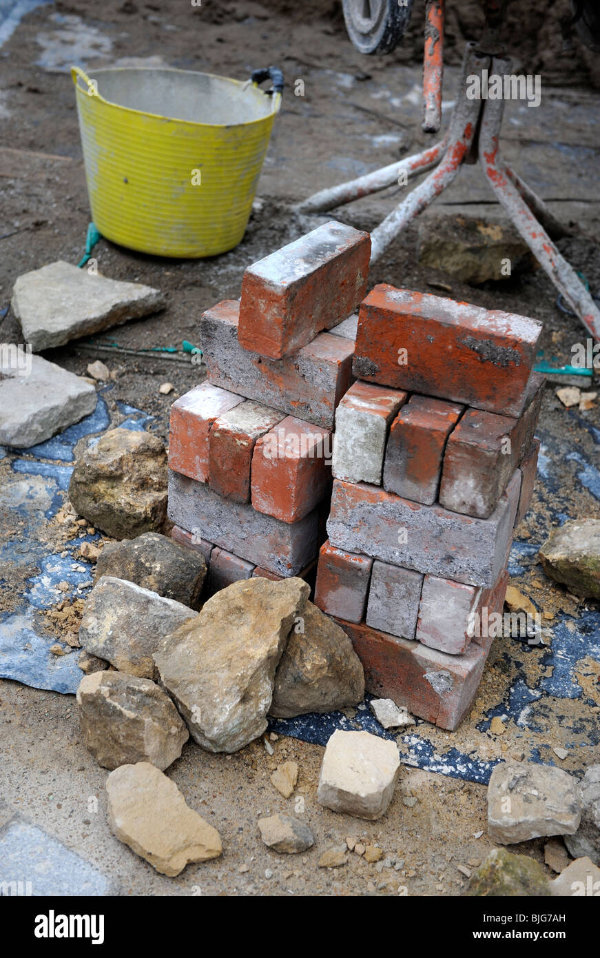 Zurückgefordert Baustoffen einschließlich rote Ziegelsteine verwendet, um eine Gartenmauer UK bauen Stockfoto