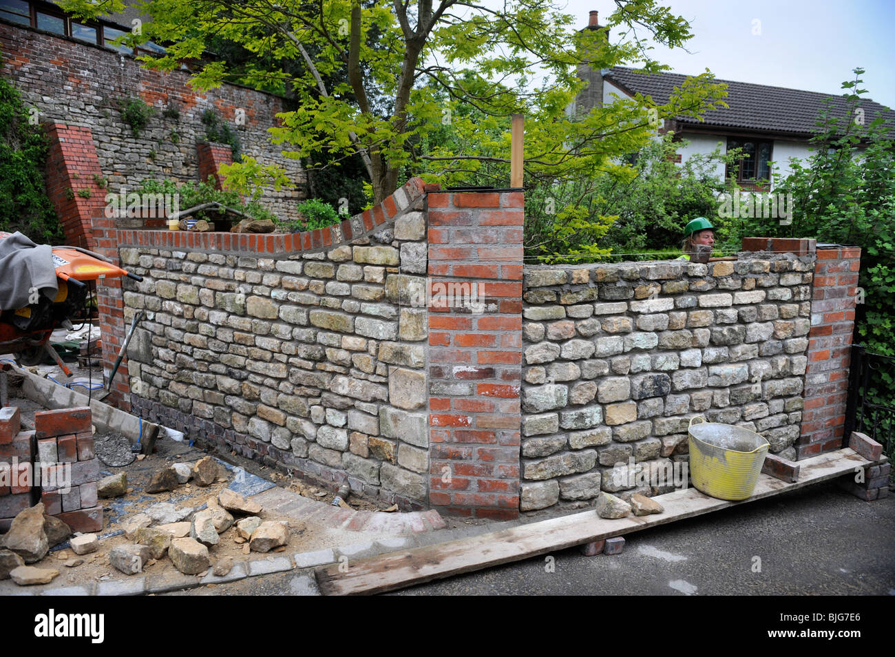 Bau einer Gartenmauer mit Cotswold Stein und Zement Mörtel mit