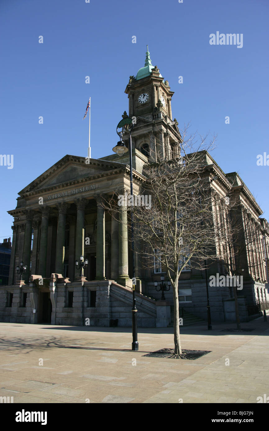 Stadt von Birkenhead, England. Das ehemalige Rathaus von Birkenhead an Hamilton Square beherbergt heute das Wirral Museum. Stockfoto