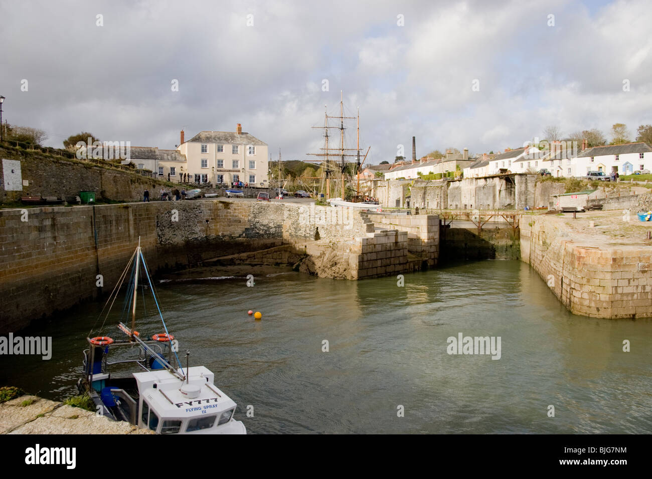 Äußeren Kai von Charlestown Harbour, mit Kaskelot, ein drei Masten Viermastbark festgemacht zu Hause port Stockfoto