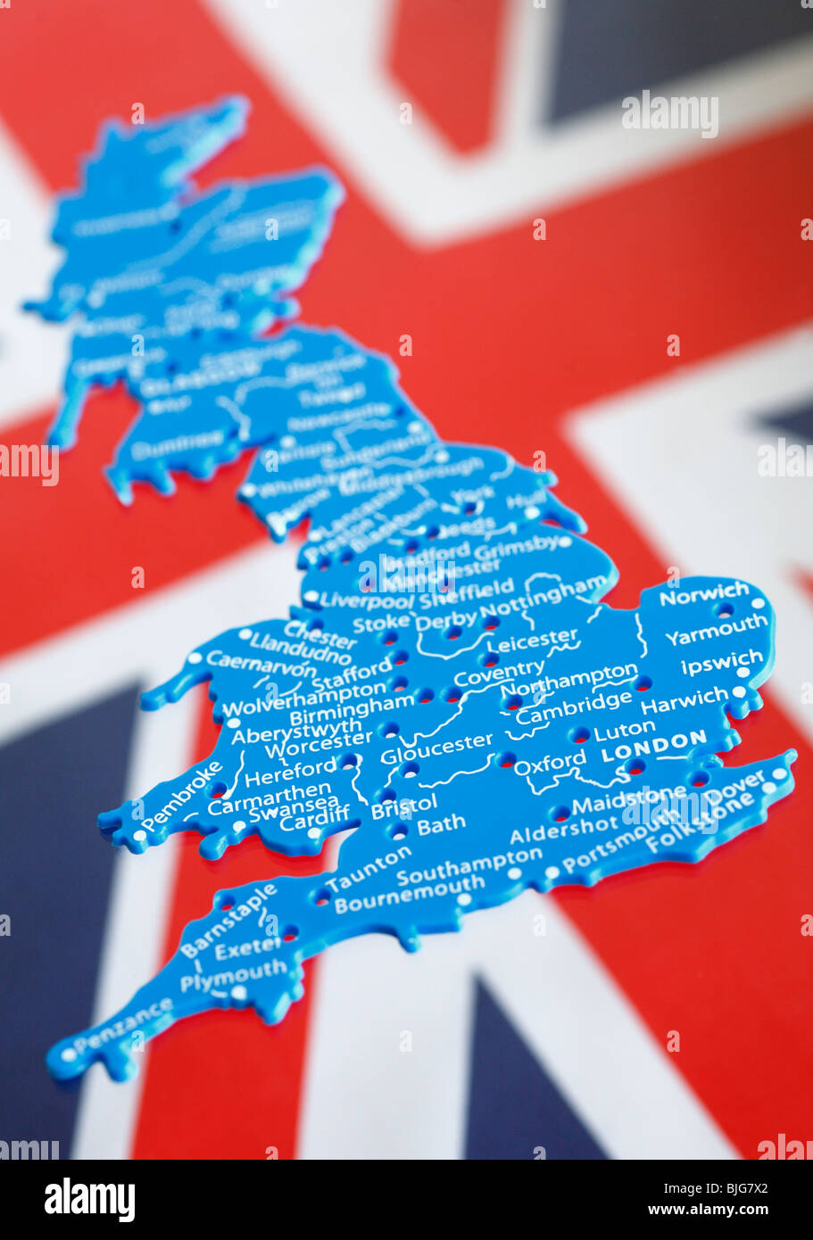 Kunststoff-Schablone des Vereinigten Königreichs gegen die Union Jack-Flagge gesetzt. Stockfoto