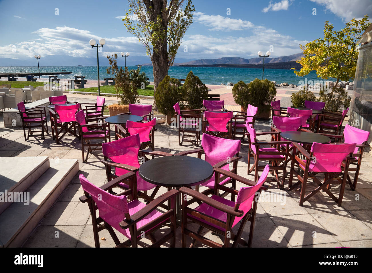 Leere Tische im Café im Freien in Itea, Griechenland. Stockfoto