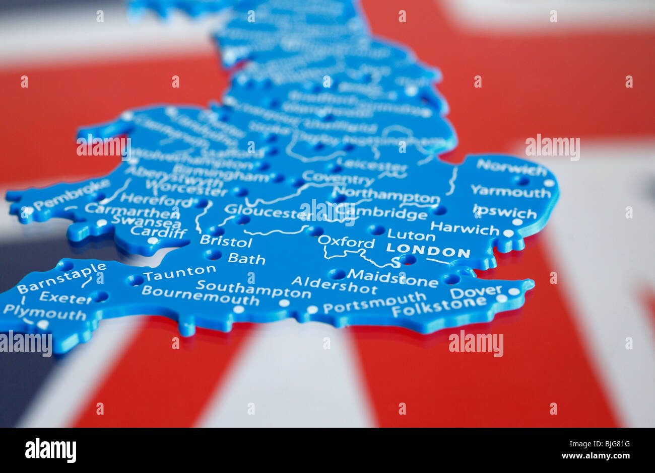 Kunststoff-Schablone des Vereinigten Königreichs gegen die Union Jack-Flagge gesetzt. Stockfoto