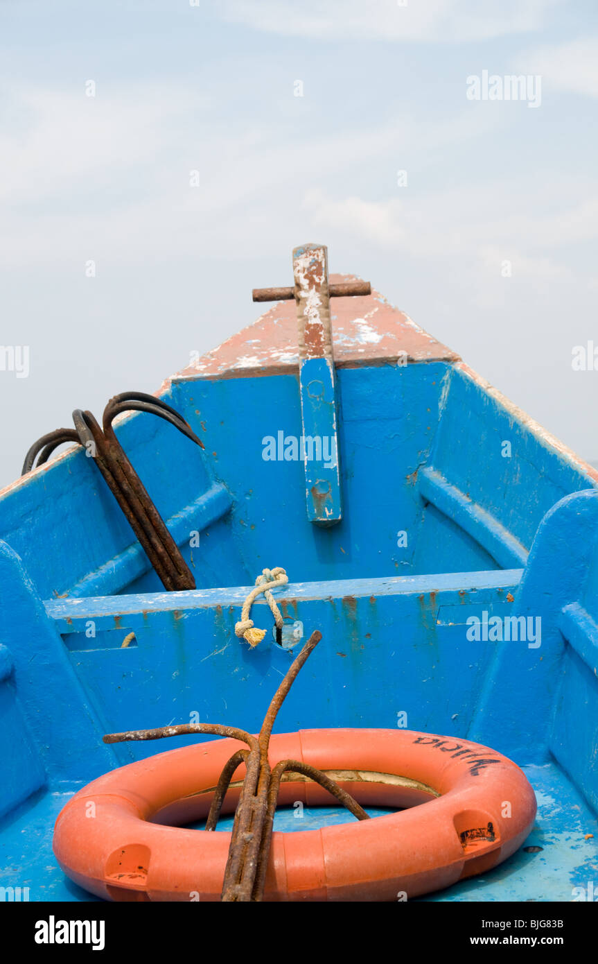 Anker und Schwimmweste in einem kleinen Boot auf den Andaman Inseln, Indien Stockfoto