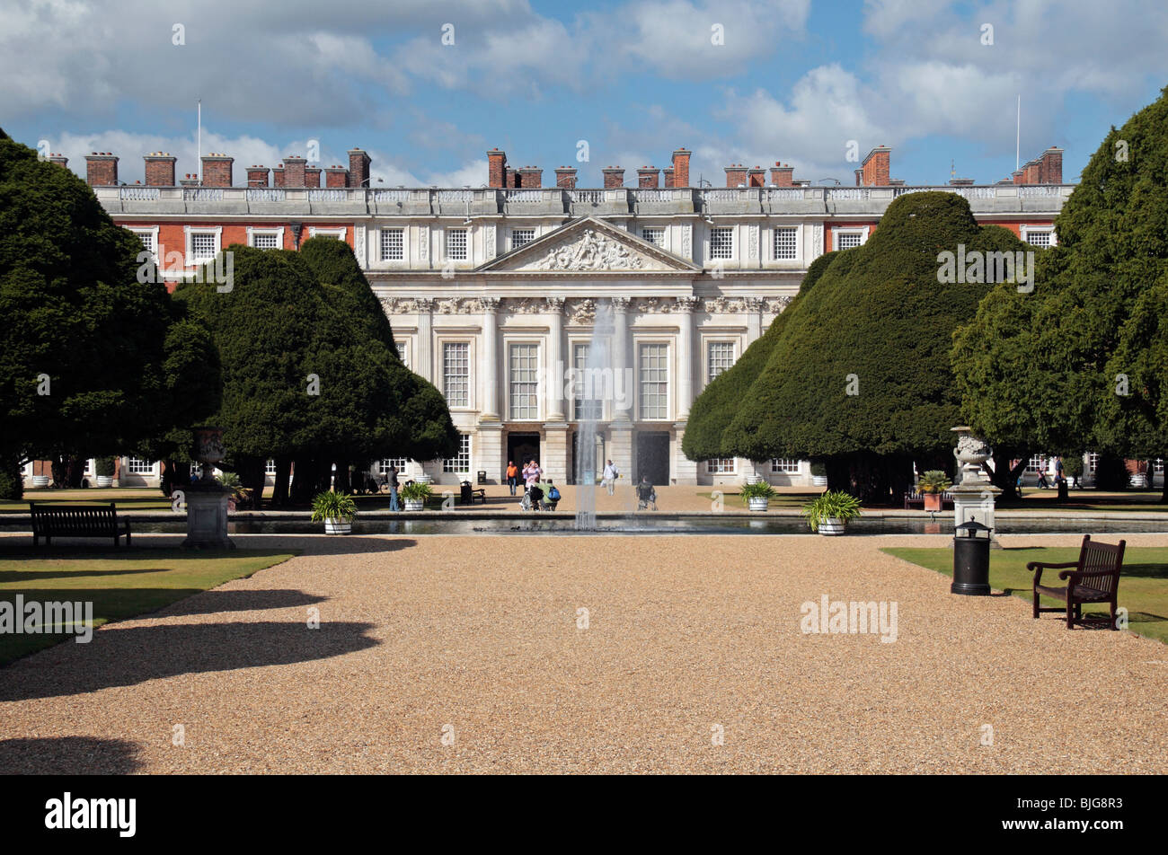 Blick über die Gärten von Osten in Richtung der Ostfassade des Hampton Court Palace, Richmond Upon Thames, England. Stockfoto