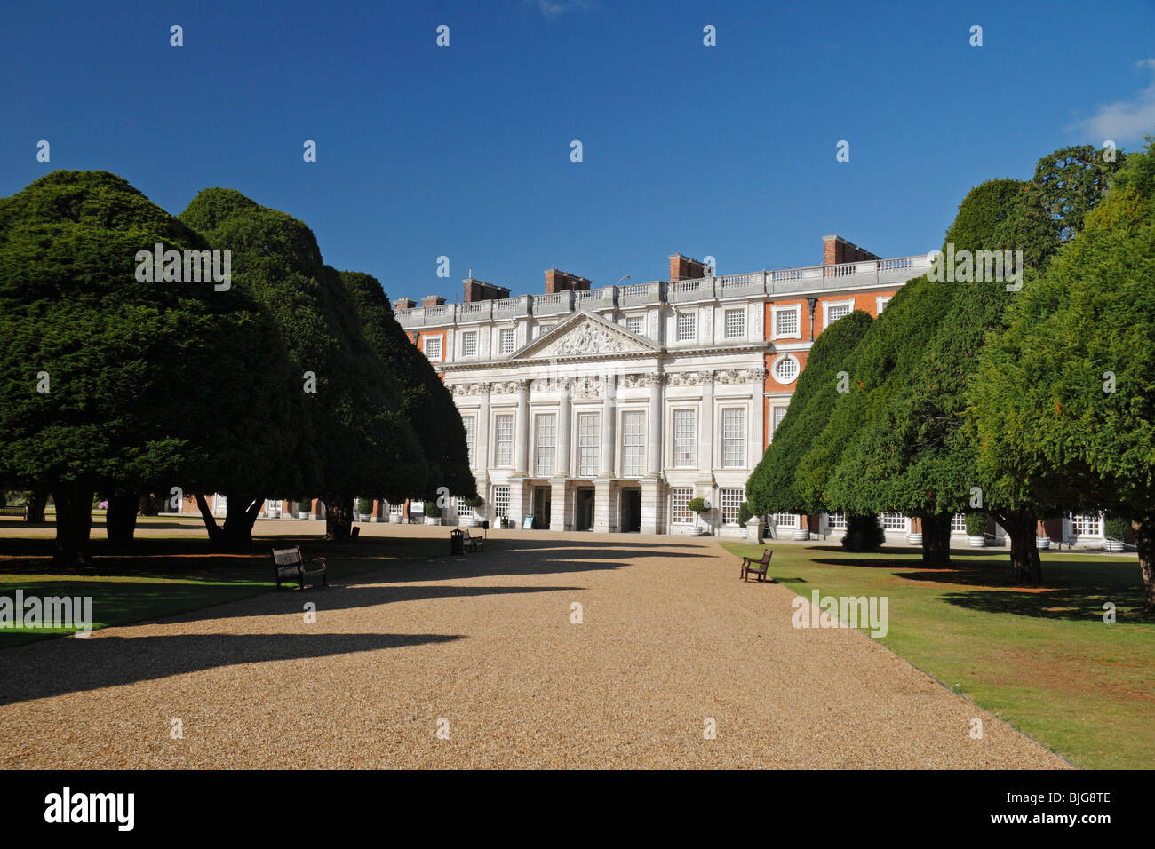 Sehen Sie die Ost-Gärten in Richtung der Ostfassade des Hampton Court Palace, Richmond Upon Thames, England. Stockfoto