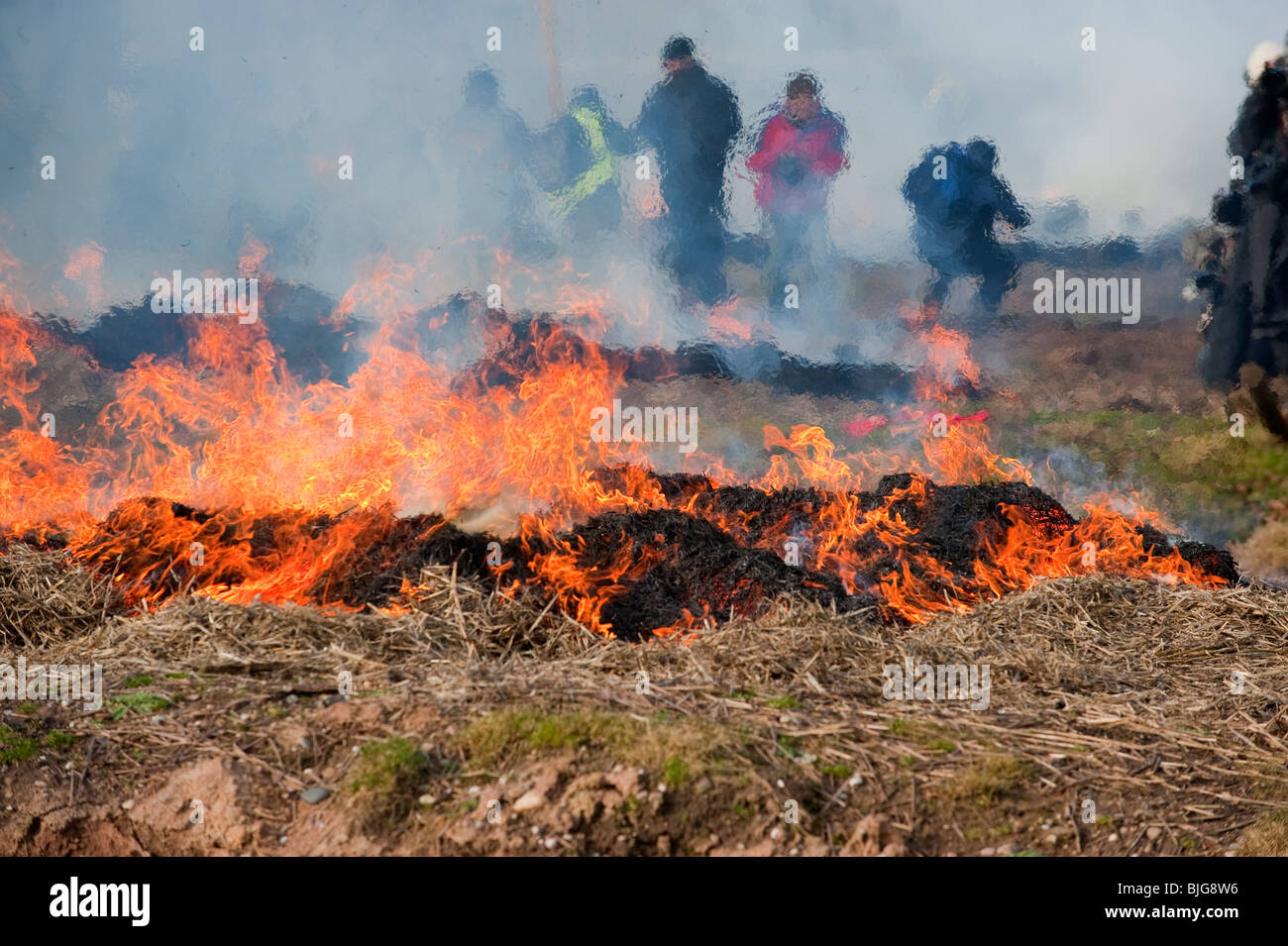 Brennenden Feldern Heu mit Flammen und Rauch Stockfoto