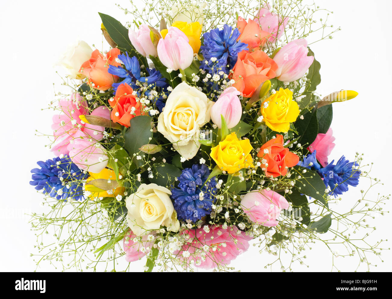 Frühling Gesteck in Vase mit Rosen, Tulpen, Hyazinthen, Narzissen und grüne  Blätter Stockfotografie - Alamy