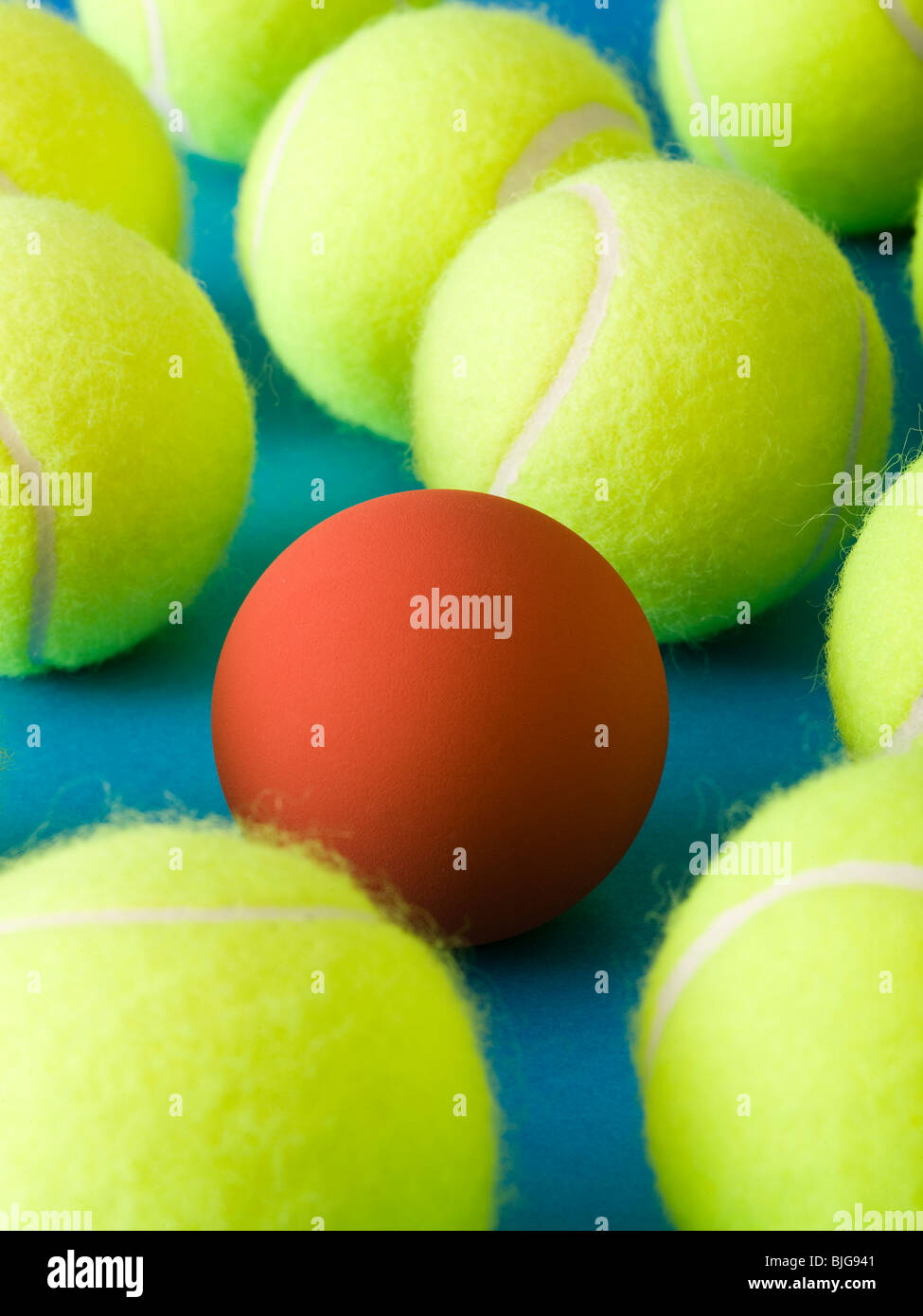 Tennisbälle und eine Squash auf blauem Grund Stockfoto