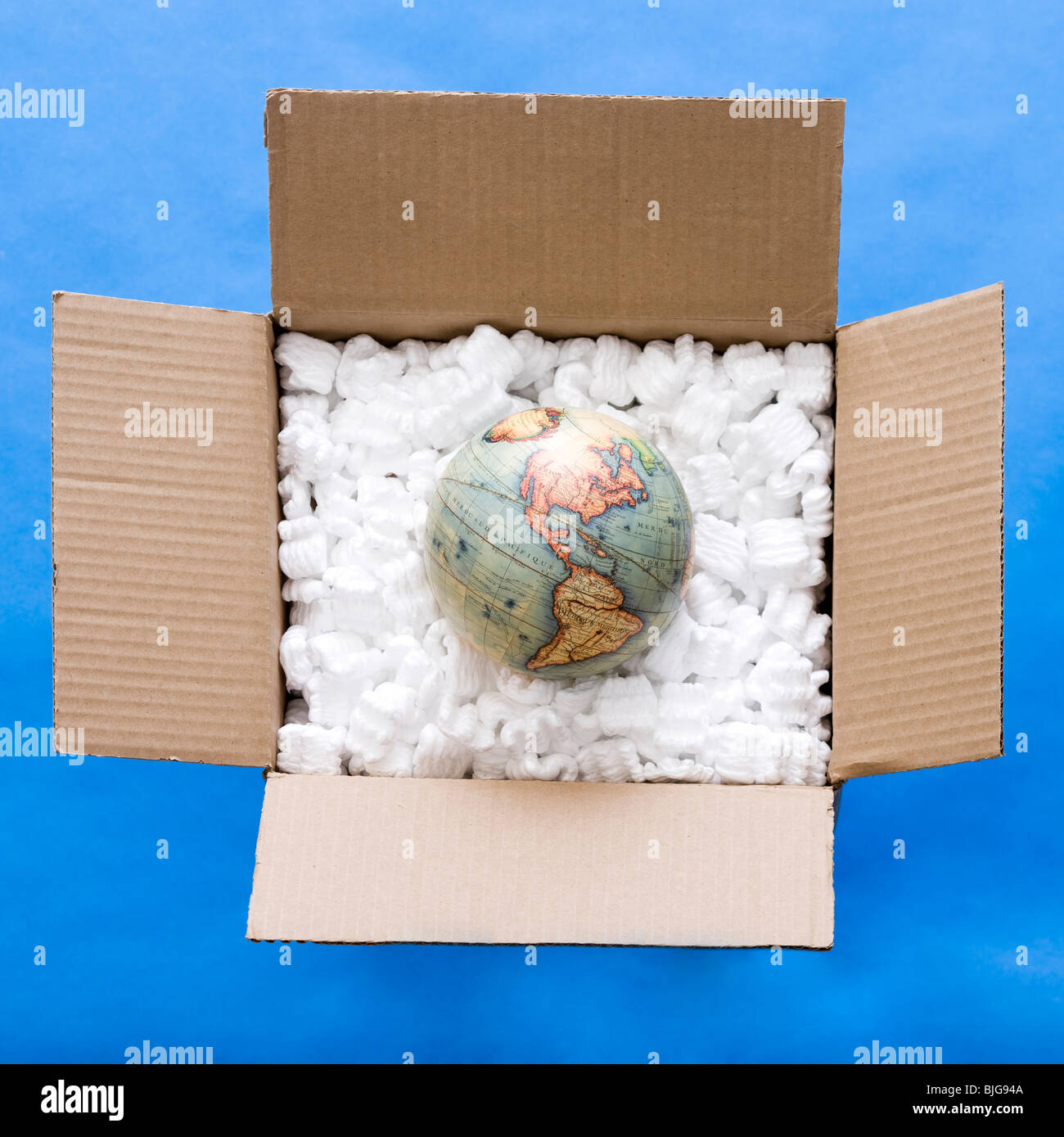 Globus in eine Kiste voll von Verpackungsmaterial Stockfoto