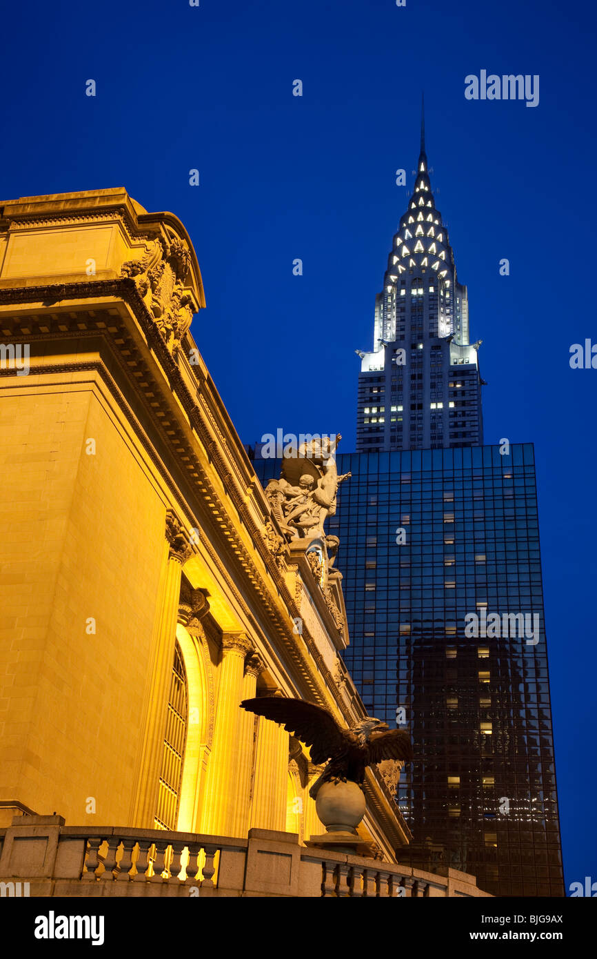 Dämmerung am Grand Central Station mit dem Chrysler Building überragt, New York City USA Stockfoto