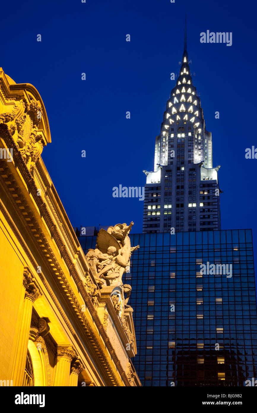 Dämmerung am Grand Central Station mit dem Chrysler Building überragt, New York City USA Stockfoto