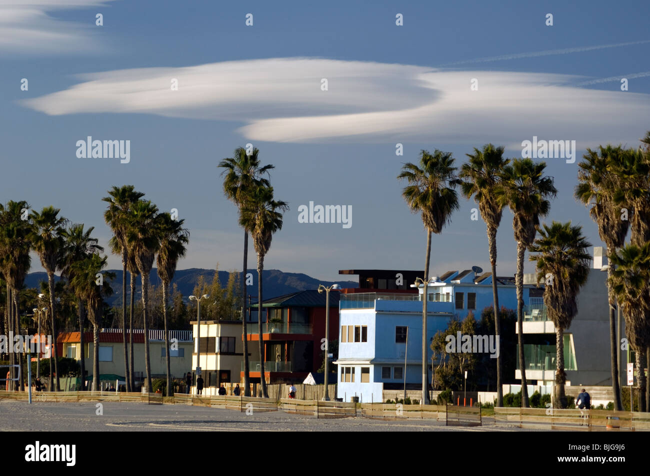 Linsenförmige Wolken über Venice Beach, Kalifornien Stockfoto
