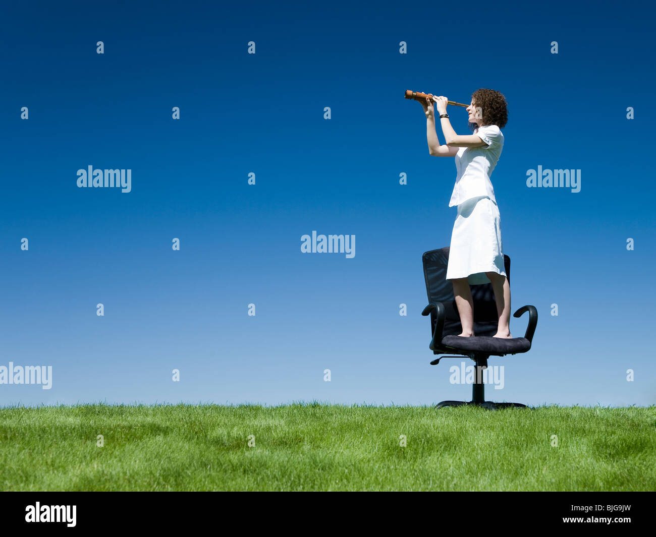 Geschäftsfrau mit einem Fernglas Teleskop Stockfoto