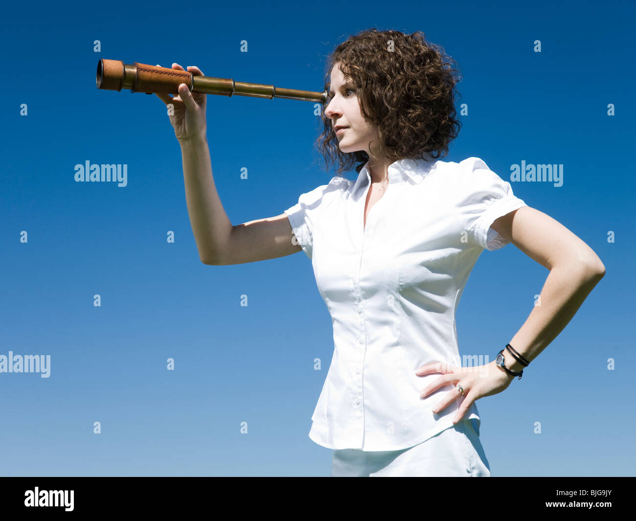Geschäftsfrau mit einem Fernglas Teleskop Stockfoto