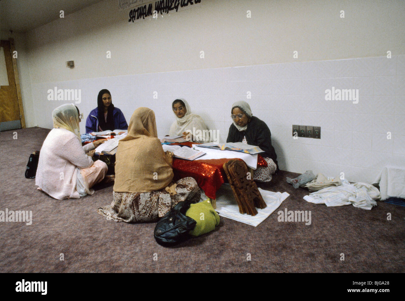 Ontario Canada Toronto Malton - Gurdwara Frauen lernen Punjabi Stockfoto