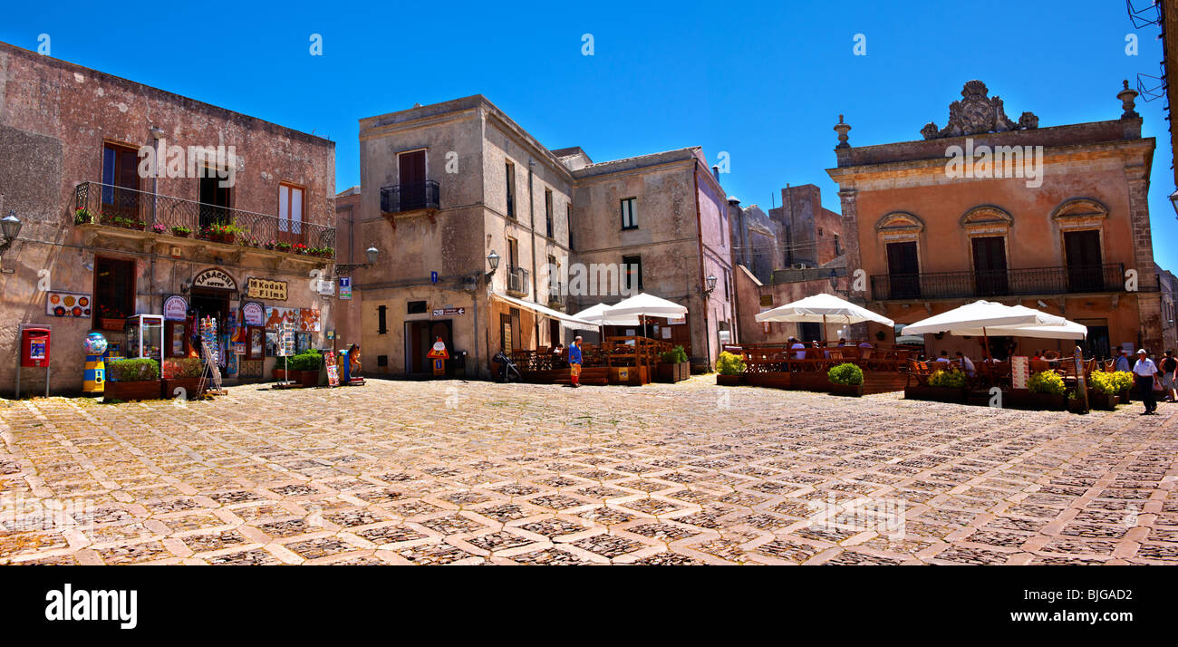 Ansicht der mittelalterlichen traditionellen Architektur von Plazza Umberto, Érice, Erice, Sizilien Fotos. Panorama Stockfoto