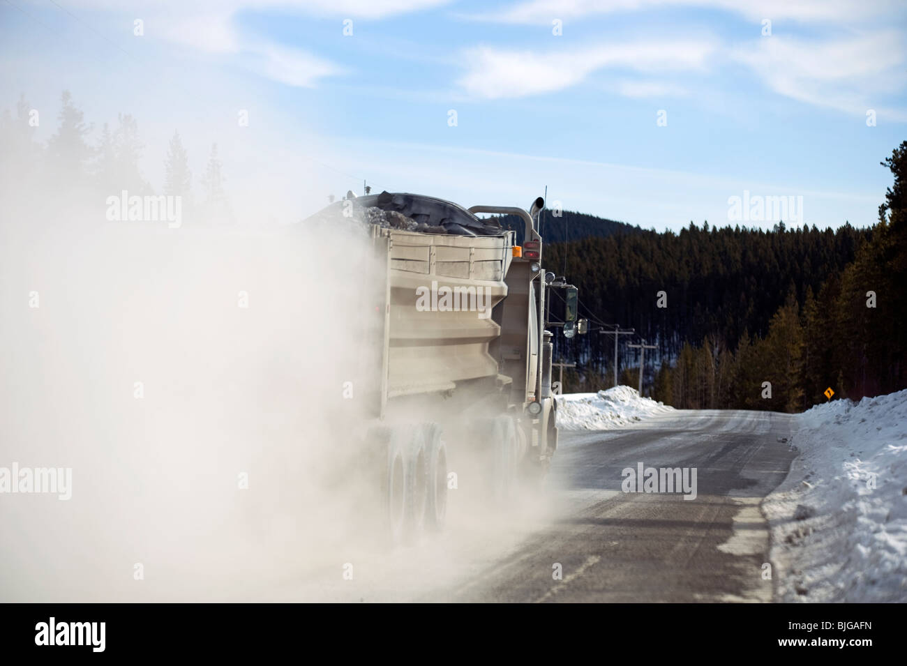 Ein Muldenkipper auf einem Feldweg vorbei. Stockfoto