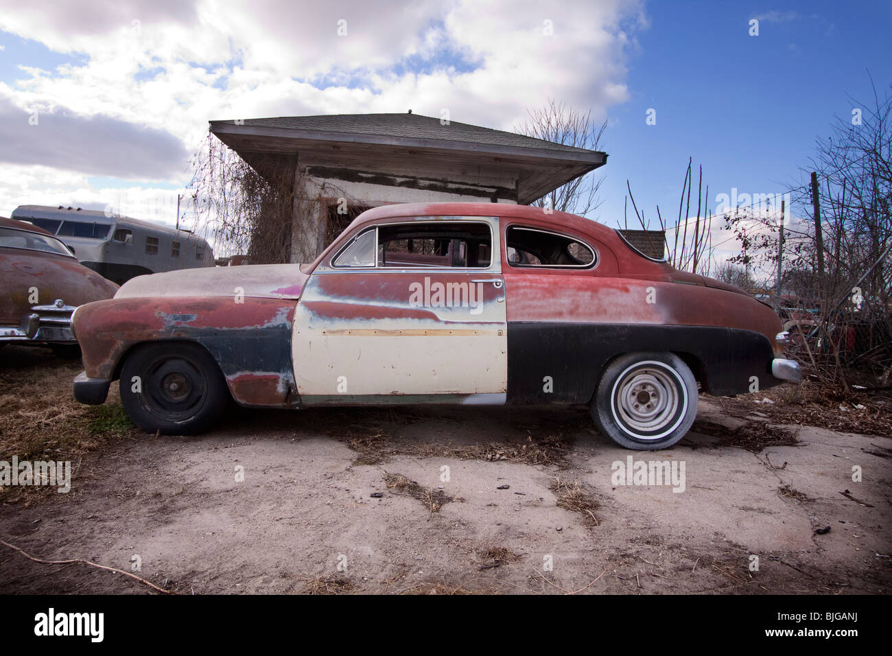 Ein Oldtimer aus ländlichen Nebraska viel Rost. Erschossen von der öffentlichen Straße. Stockfoto