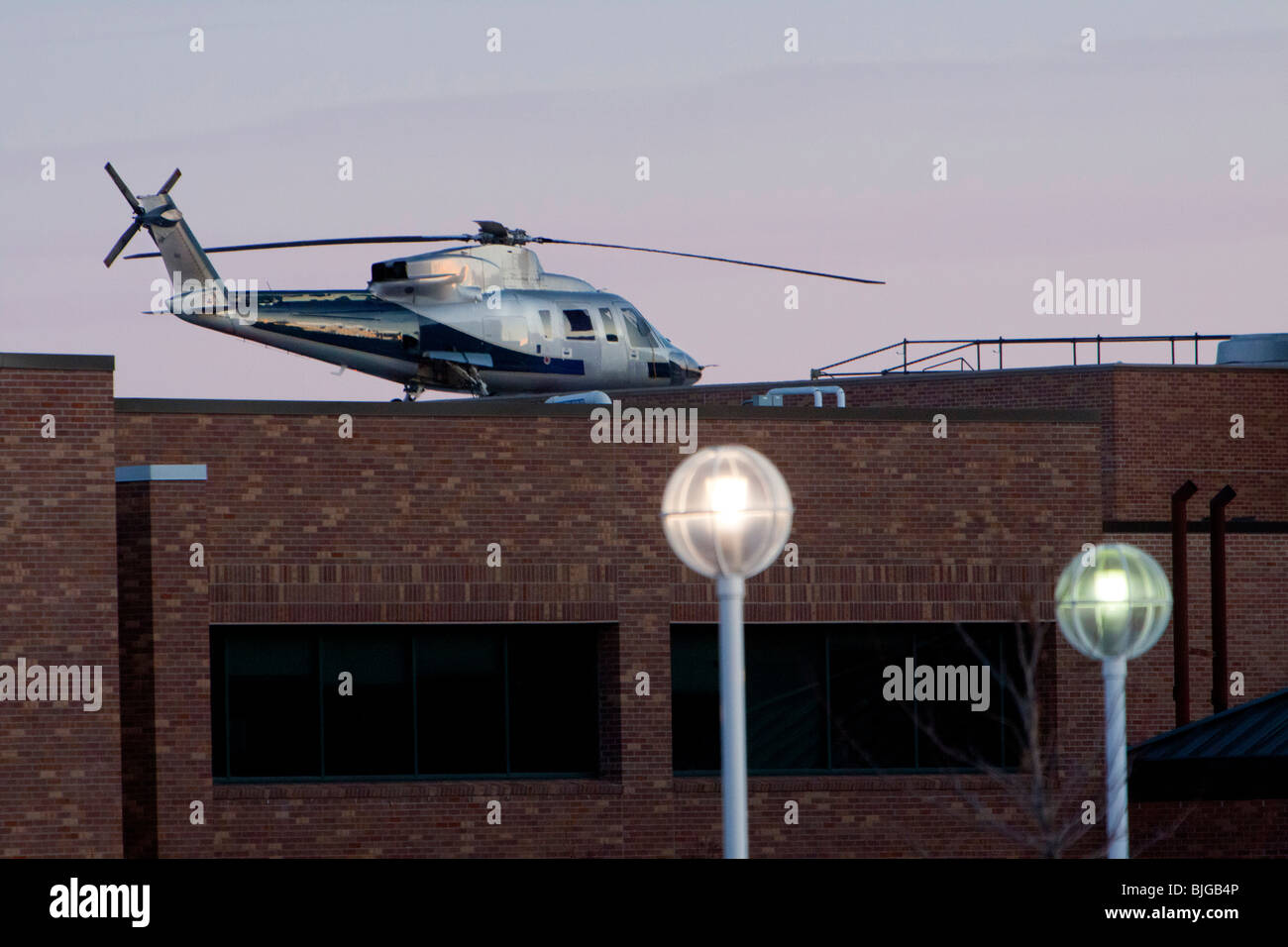 Ein Hubschrauber hoch oben auf einem Krankenhaus. Alle Logos entfernt. Stockfoto