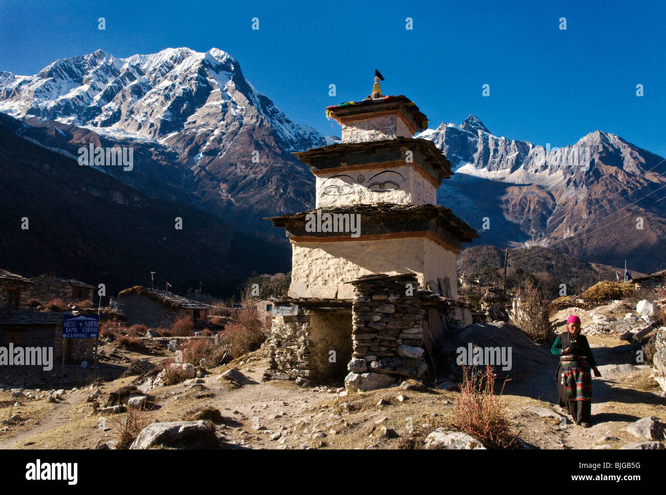 MANASLU NORTH PEAK und einem STUPA im Dorf SAMAGAUN - NUPRI REGION, NEPAL Stockfoto