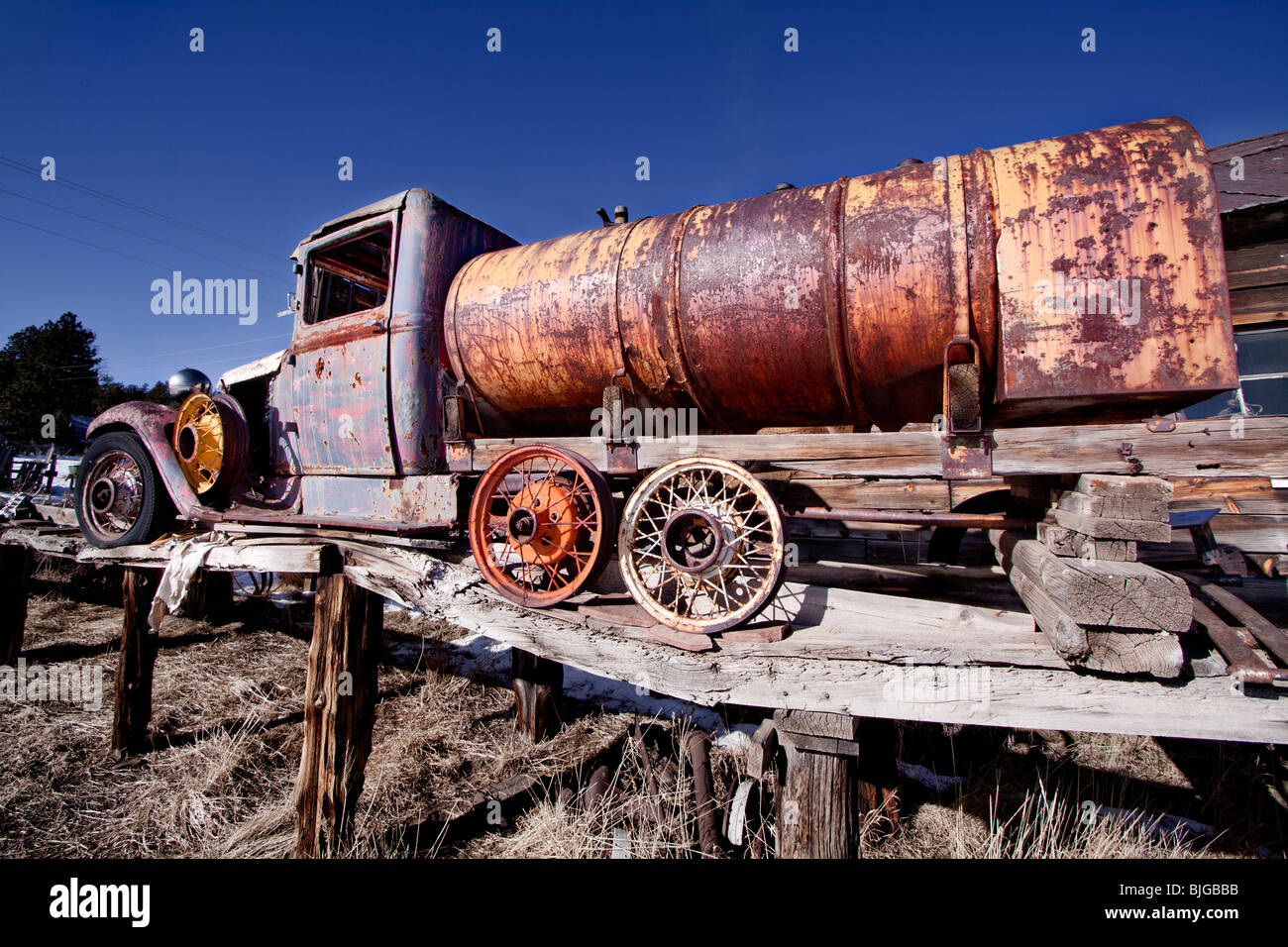 Ein Vintage Antik Flüssigkeit-Dumper LKW in Guffey, Colorado, USA. Stockfoto