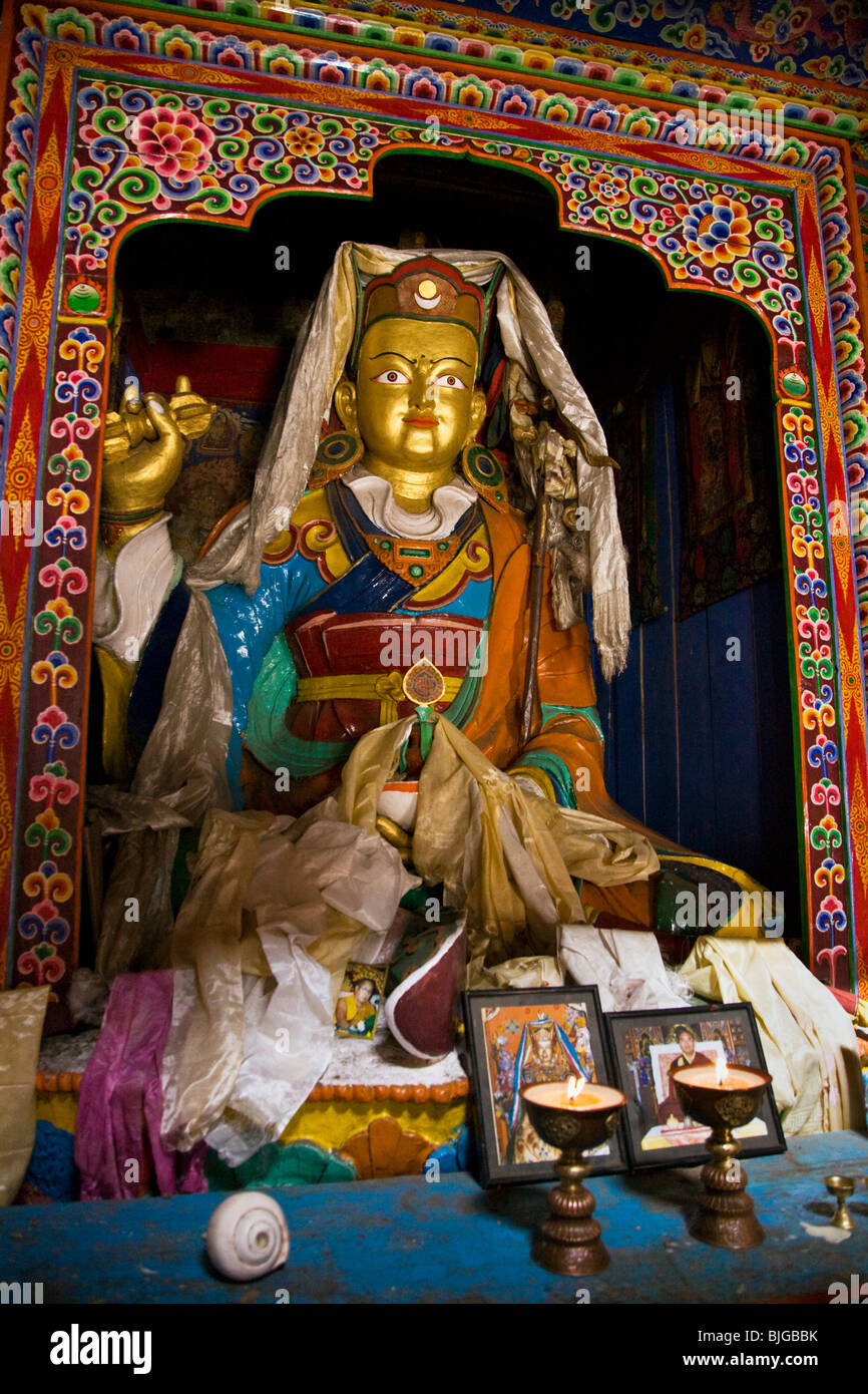 PADMASAMBHAVA STATUE in einem buddhistischen Tempel in das Dorf SAMAGAUN auf der ganzen MANASLU Trekking - NUPRI REGION NEPALS Stockfoto