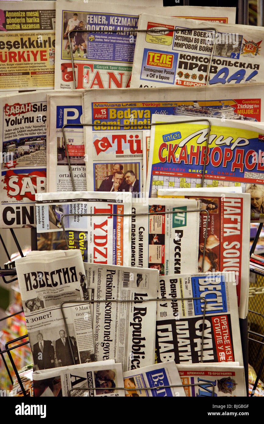 Internationale Zeitungen angezeigt auf einen Zeitungskiosk, Berlin, Deutschland Stockfoto