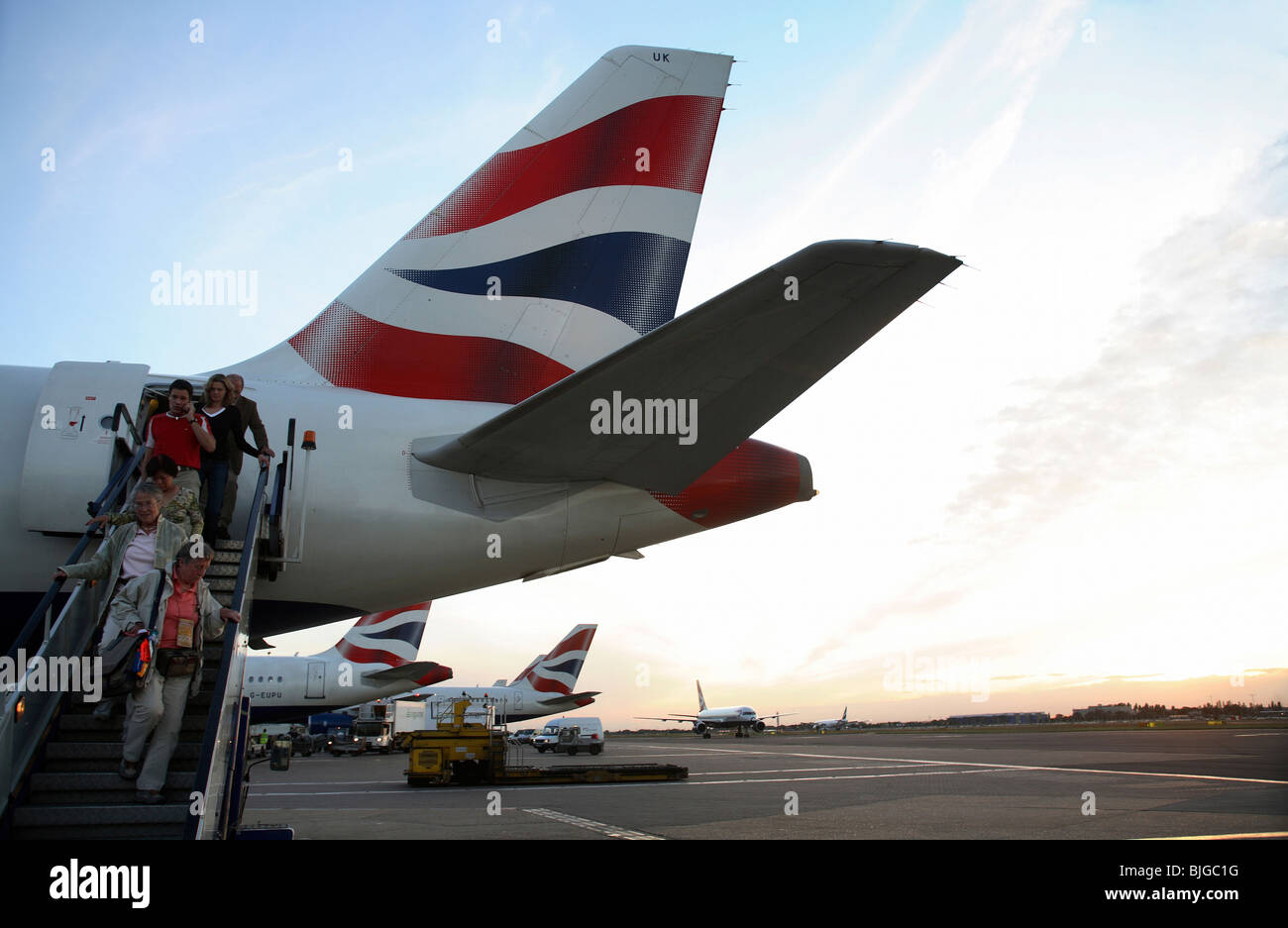 Ausschiffung von British Airways Flugzeuge am Flughafen Heathrow, London, Großbritannien Stockfoto