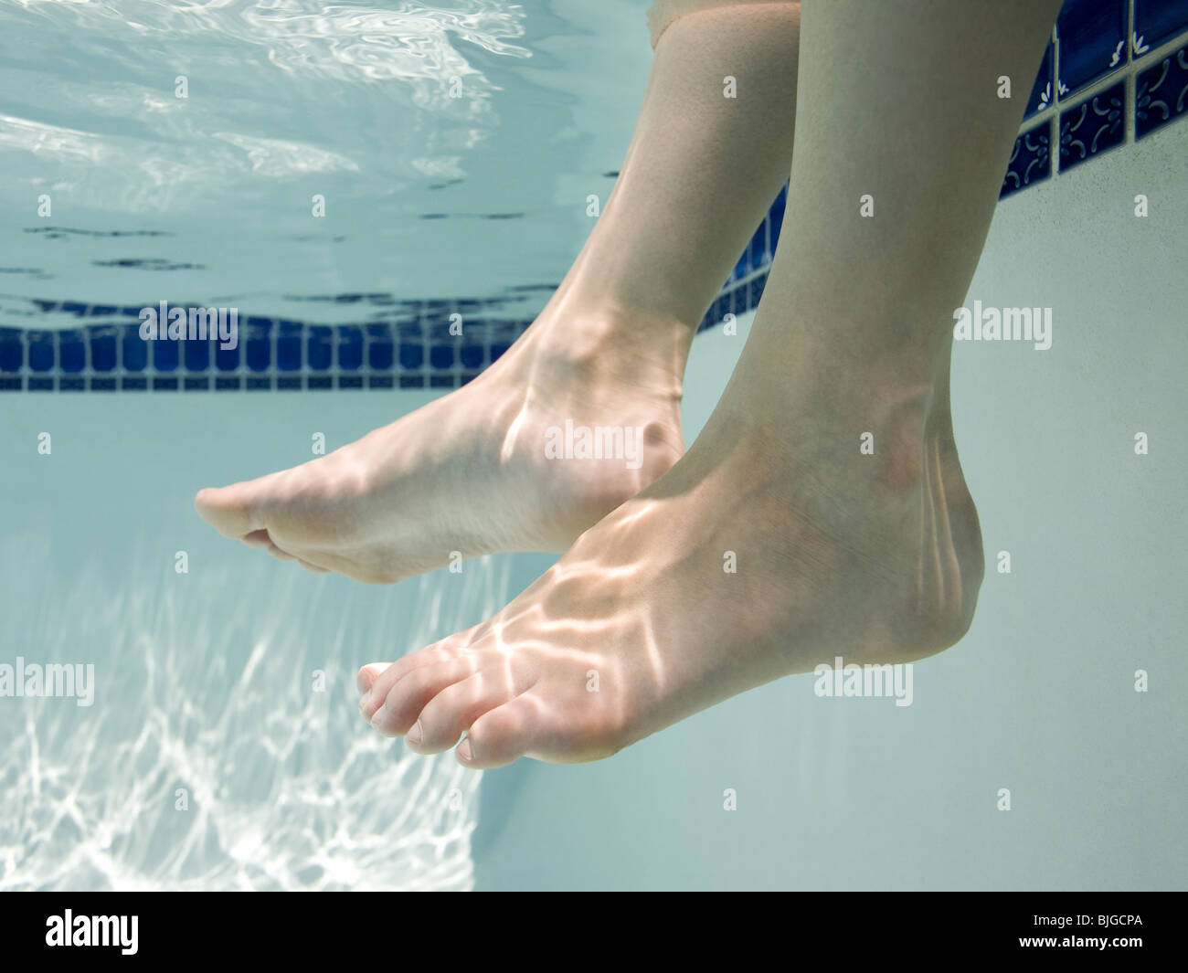 Feet underwater -Fotos und -Bildmaterial in hoher Auflösung – Alamy