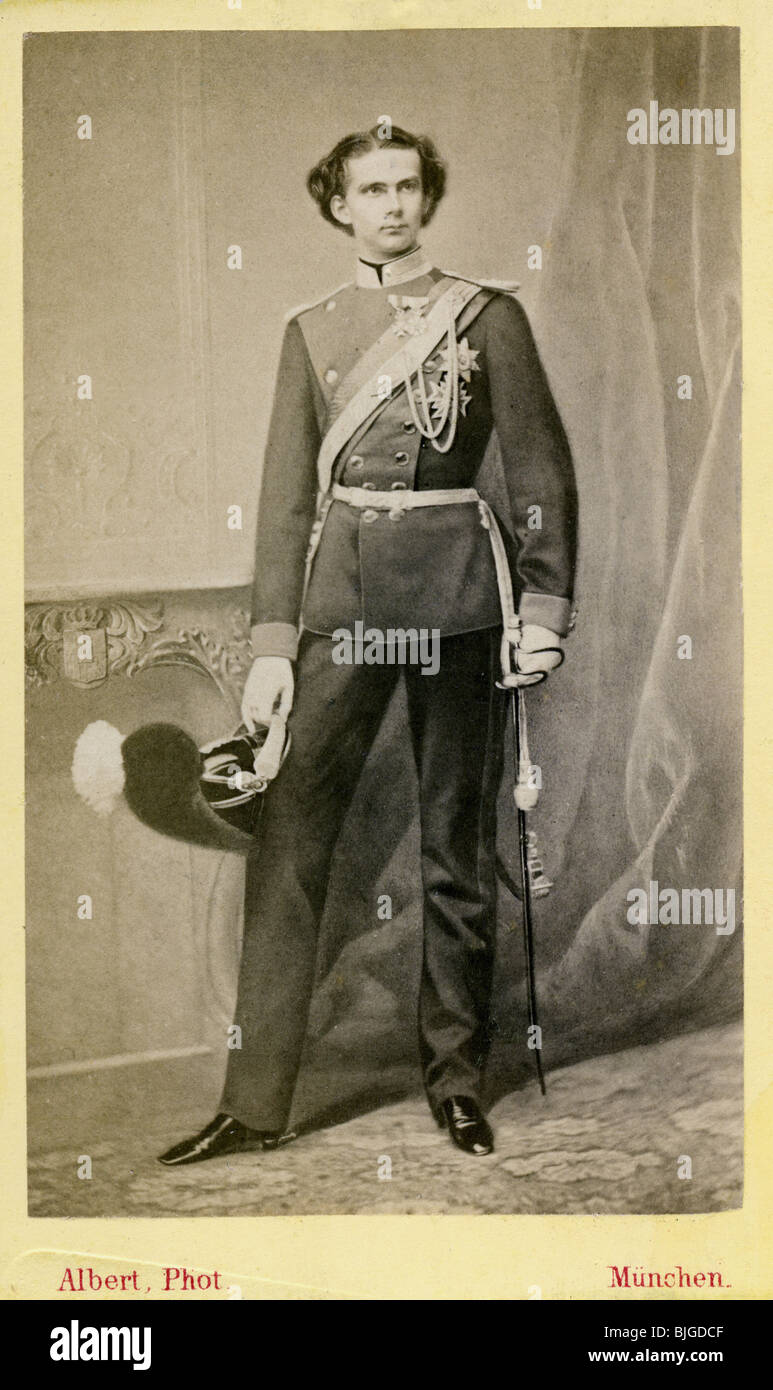 Louis II., 25.8.1845 - 13.6.1886, König von Bayern 10.3.1864 - 13.6.1886, volle Länge, als Oberst des 4. Cheveaulegers-Regiments, carte-de-visite von Joseph Albert, München, 1865, Stockfoto