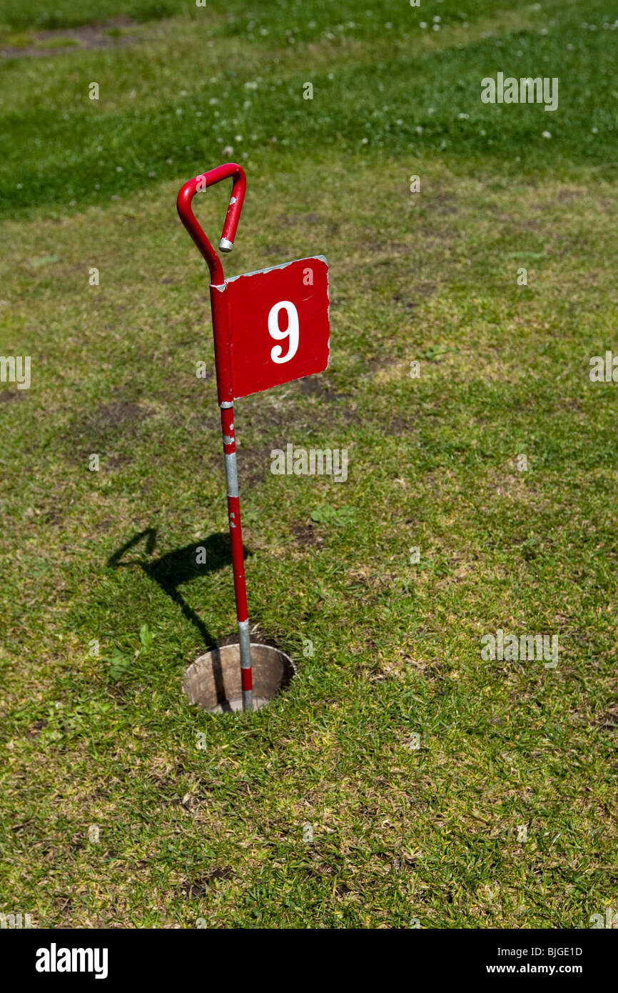 Neunten Loch Flagge auf einem verrückten Golfplatz Putting-green Stockfoto