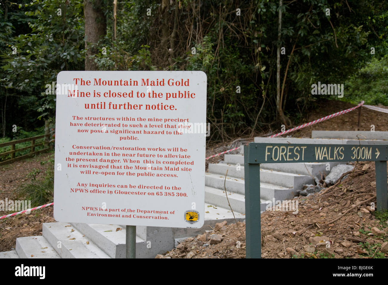 Ein Schild weist darauf hin, dass die Goldmine Mountain maid geschlossen ist, Copeland Tops State Conservation Area, in der Nähe von Barrington Tops, NSW, Australien Stockfoto