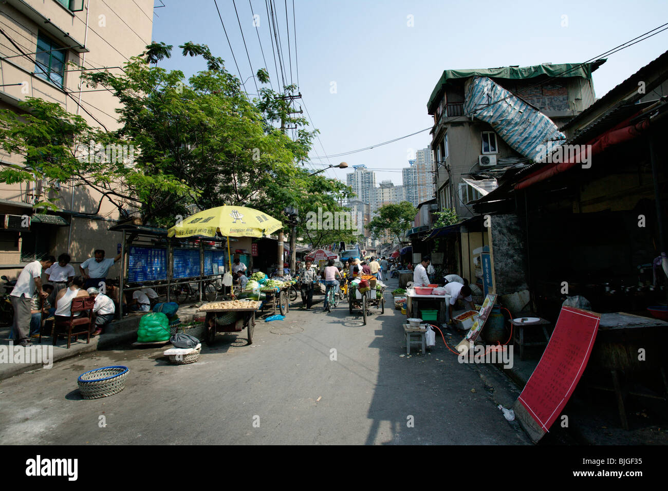 Street View von einer kleinen Gasse in der Altstadt von Shanghai. Stockfoto