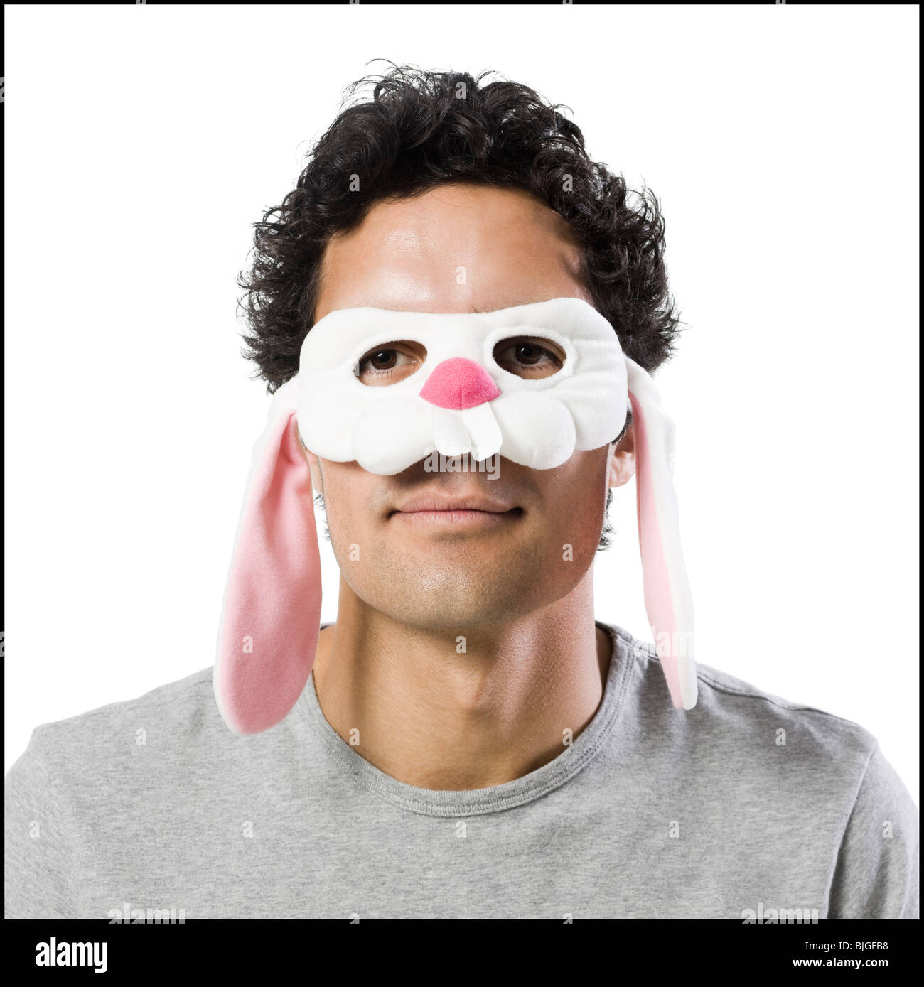 Mann trägt eine Maske Hase Stockfoto