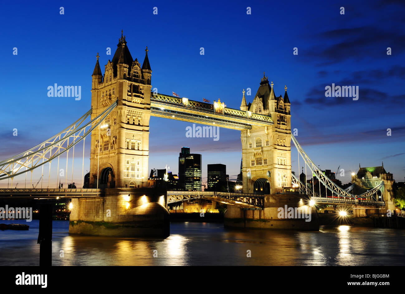 Horizontales Bild der Tower Bridge bei Nacht London England Stockfoto
