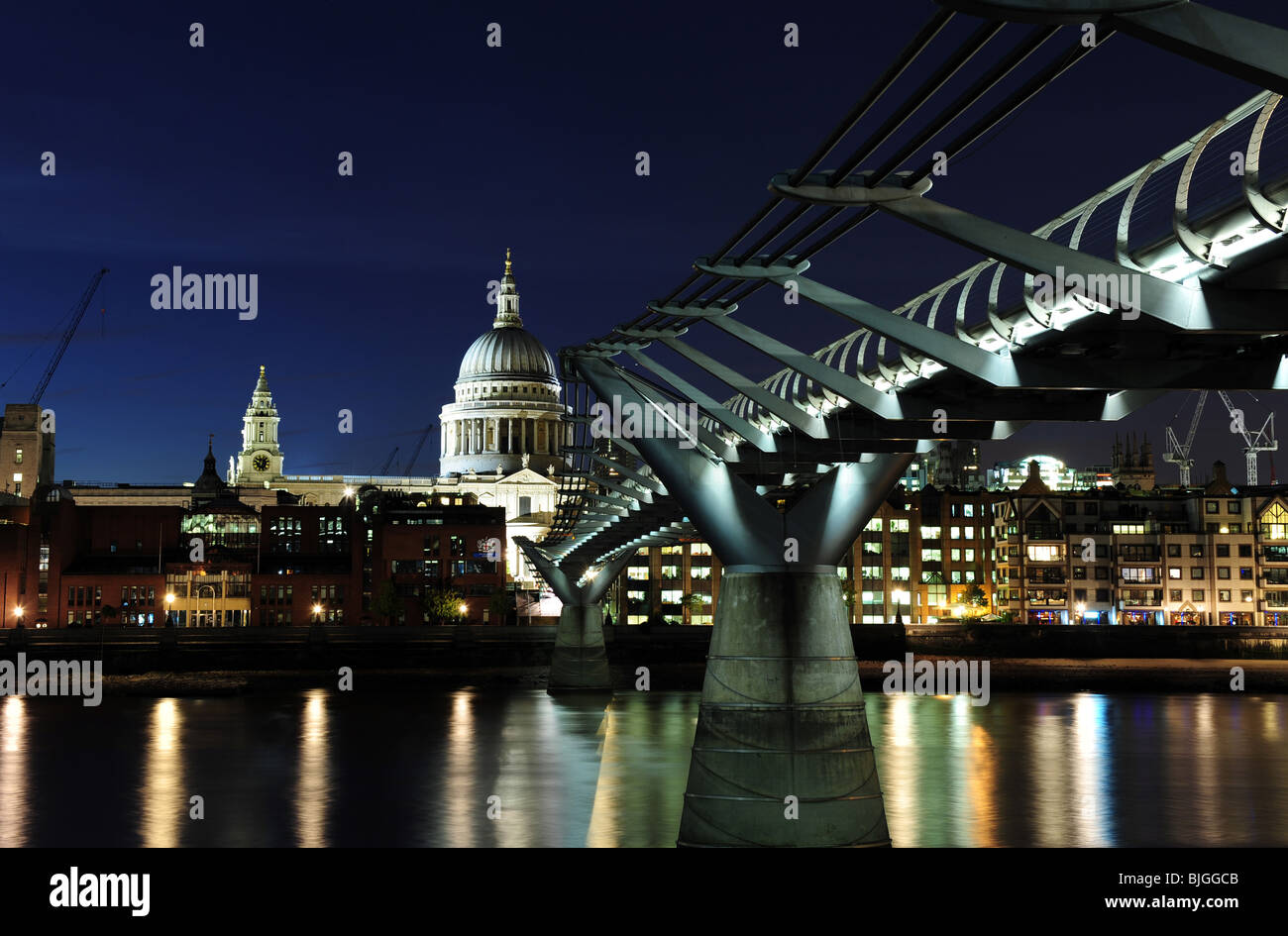 Horizontales Bild Ansicht von St. Pauls Cathedral und die Millennium Bridge und Stadt bei Nacht London England Stockfoto