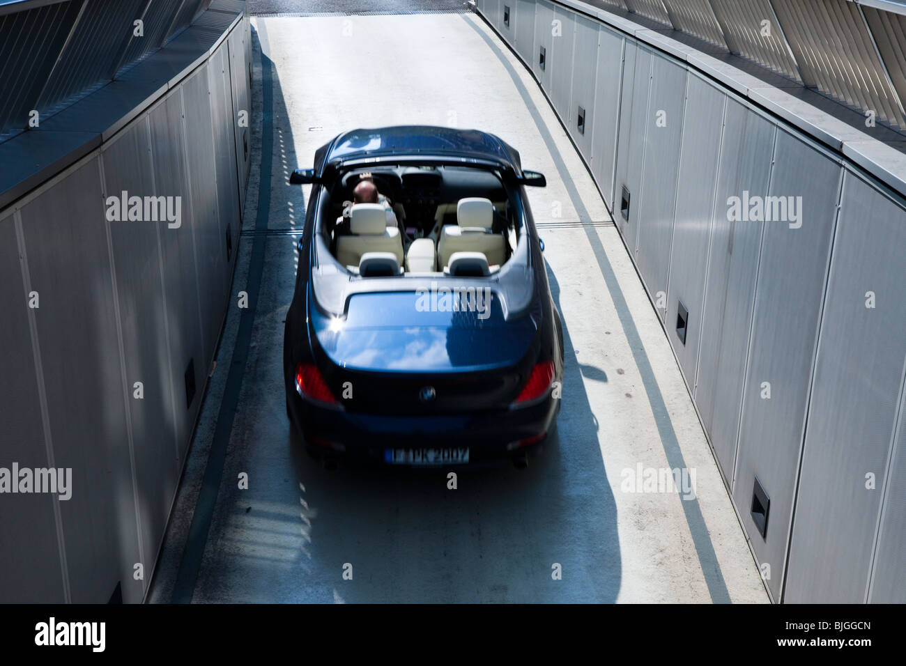 Cabrio BMW Austreibung Tiefgarage Garage erhöhten Rückansicht verlassen Ausfahrt Fahrzeug Automobil blau Metallic Stockfoto