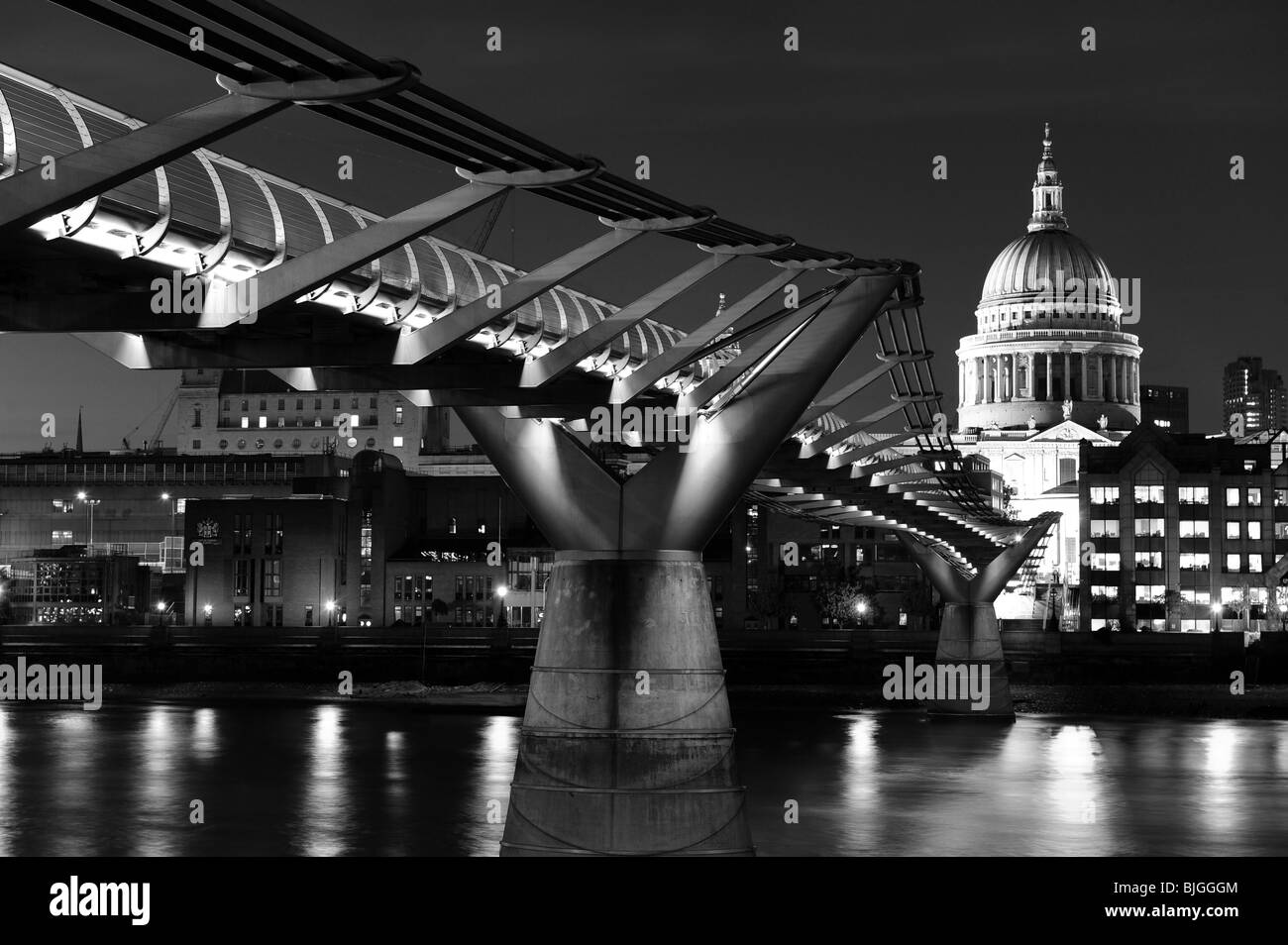 Horizontales Bild Ansicht von St. Pauls Cathedral und die Millennium Bridge und Stadt bei Nacht London England Stockfoto