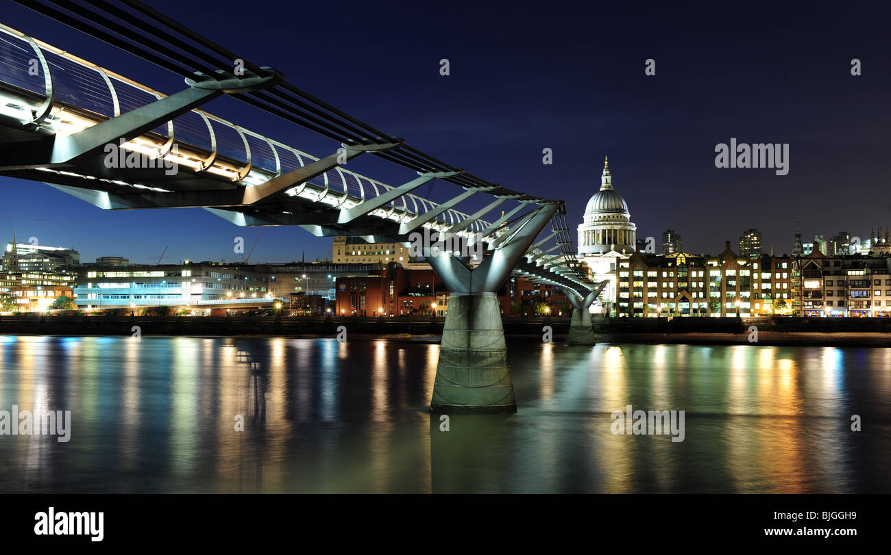 Horizontales Bild Ansicht von St. Pauls Cathedral und die Millennium Bridge und Stadt bei Nacht London England Stockfoto