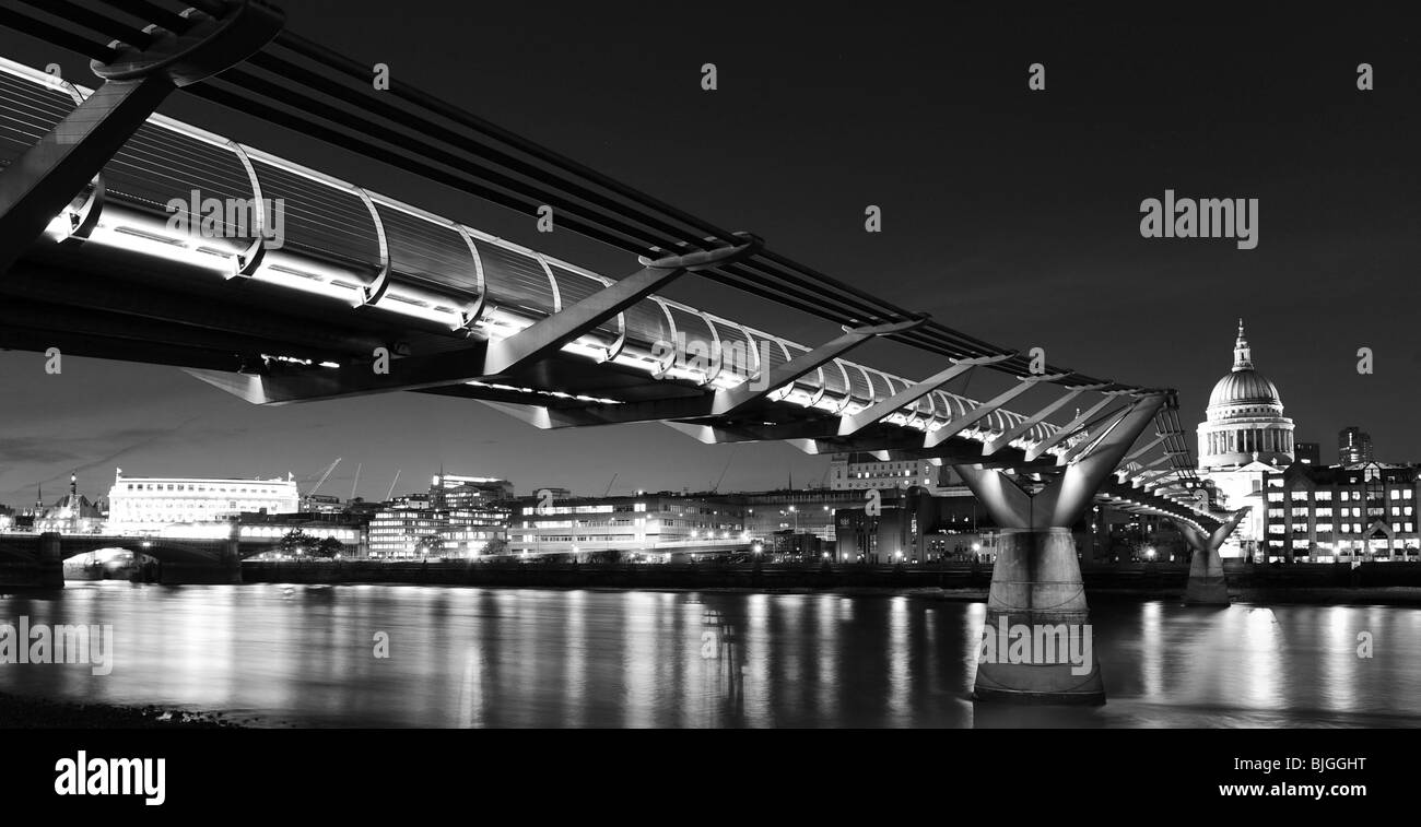 Horizontales Bild Ansicht von St. Pauls Cathedral und die Millennium Bridge und Stadt bei Nacht London England Stockfoto