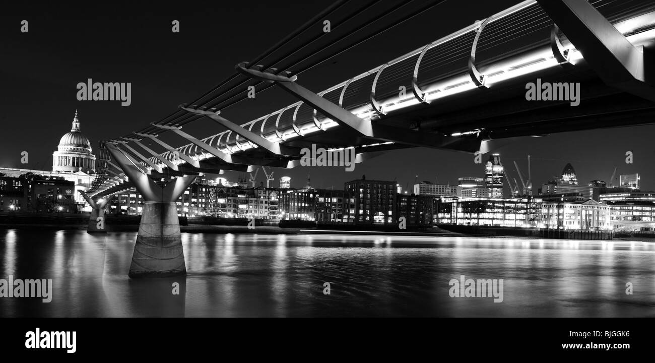 Horizontales Bild Ansicht von St. Pauls Kathedrale, Millennium Bridge und Stadt bei Nacht London England Stockfoto