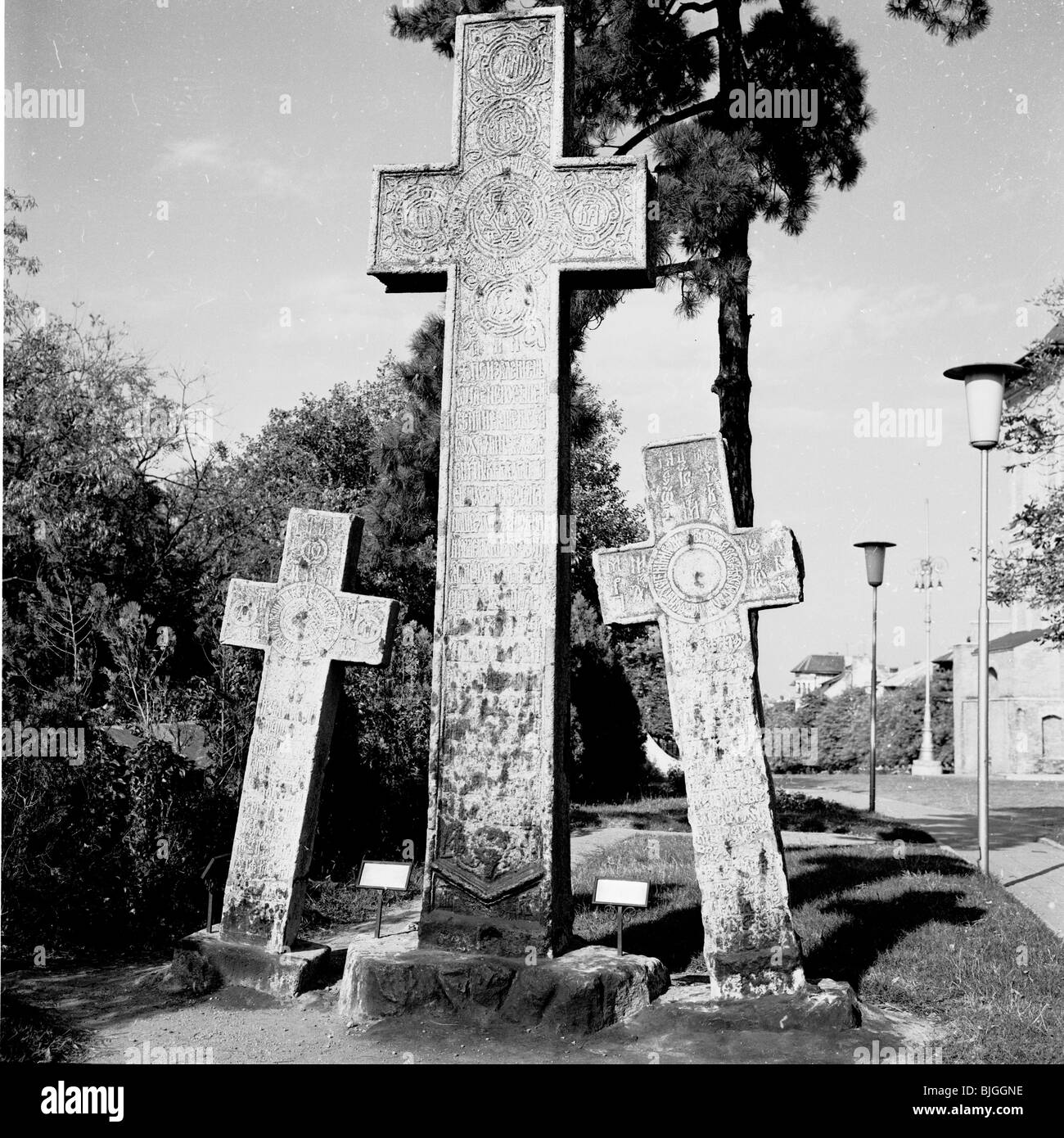 der 1950er Jahre, Rumänien. Grabsteine von drei Bischöfen still sitzen über ihren Gräbern Grand Metropolitian Kirche von Bukarest. Stockfoto